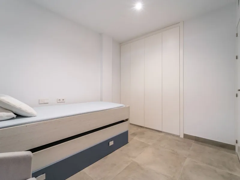 Recenlty refurbished south facing apartment located in the exclusive urbanization Reserva del Higuerón, with 2 bedrooms, 2 bathrooms, living-dining room, open plan kitchen fully furnished and equipped with electricial appliances, terrace of 37m2 with view