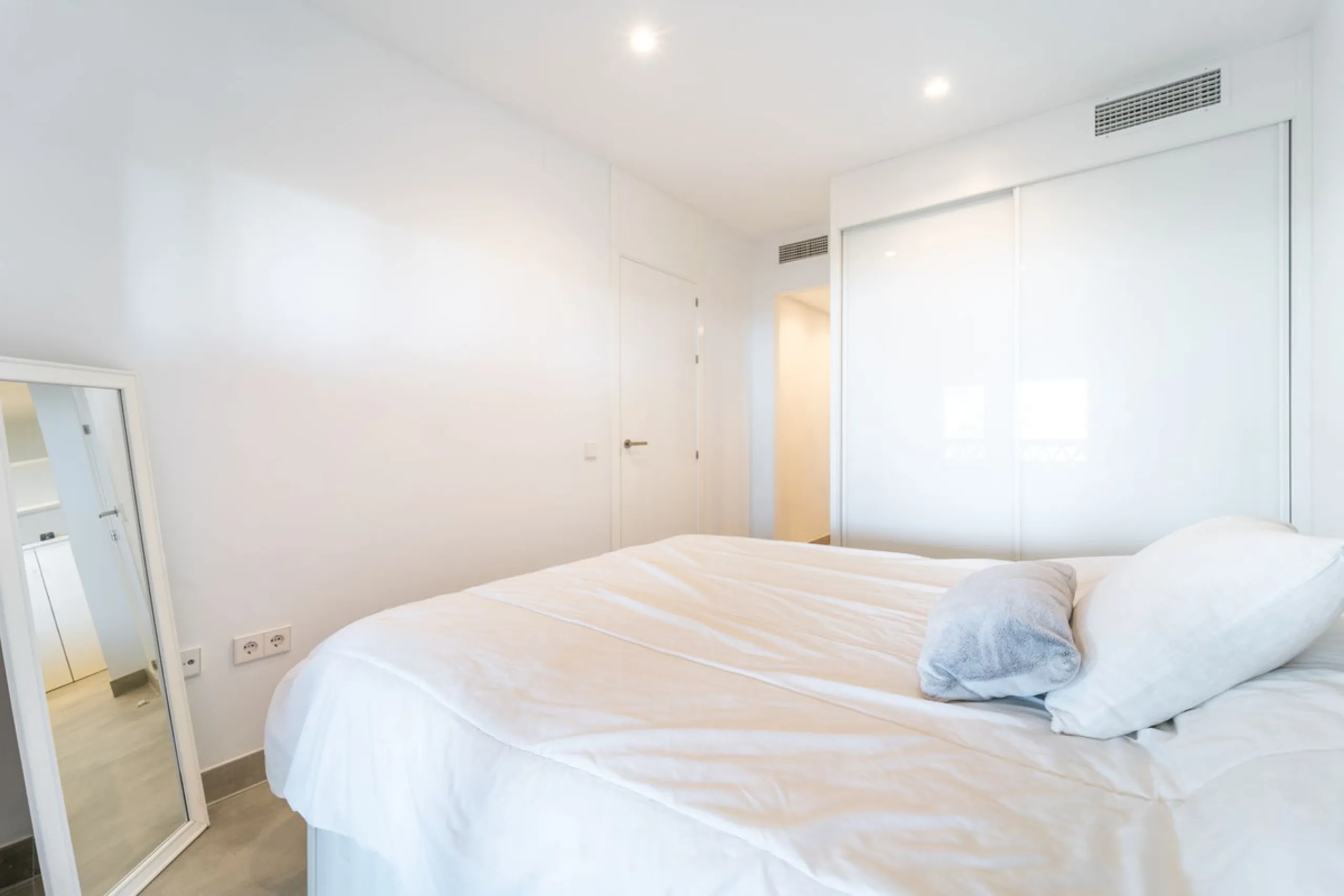 Recenlty refurbished south facing apartment located in the exclusive urbanization Reserva del Higuerón, with 2 bedrooms, 2 bathrooms, living-dining room, open plan kitchen fully furnished and equipped with electricial appliances, terrace of 37m2 with view