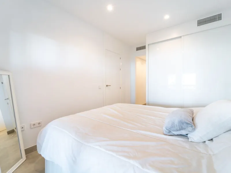 Recenlty refurbished south facing apartment located in the exclusive urbanization Reserva del Higuerón, with 2 bedrooms, 2 bathrooms, living-dining room, open plan kitchen fully furnished and equipped with electricial appliances, terrace of 37m2 with view