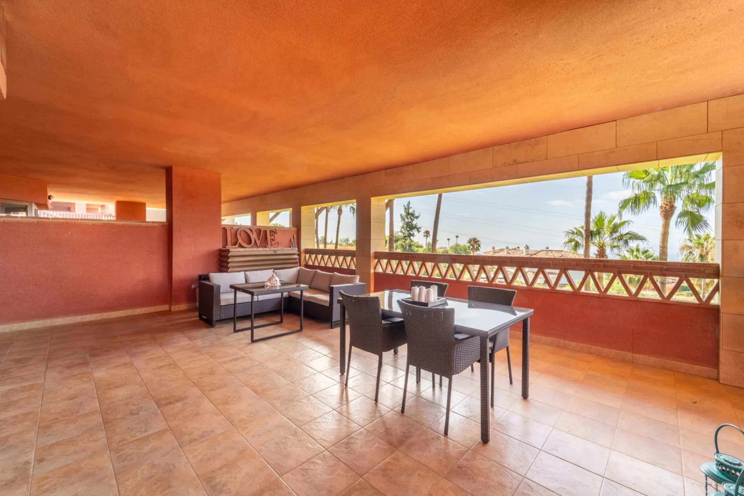 Recenlty refurbished south facing apartment located in the exclusive urbanization Reserva del Higuerón, with 2 bedrooms, 2 bathrooms, living-dining room, open plan kitchen fully furnished and equipped with electricial appliances, terrace of 37m2 with view