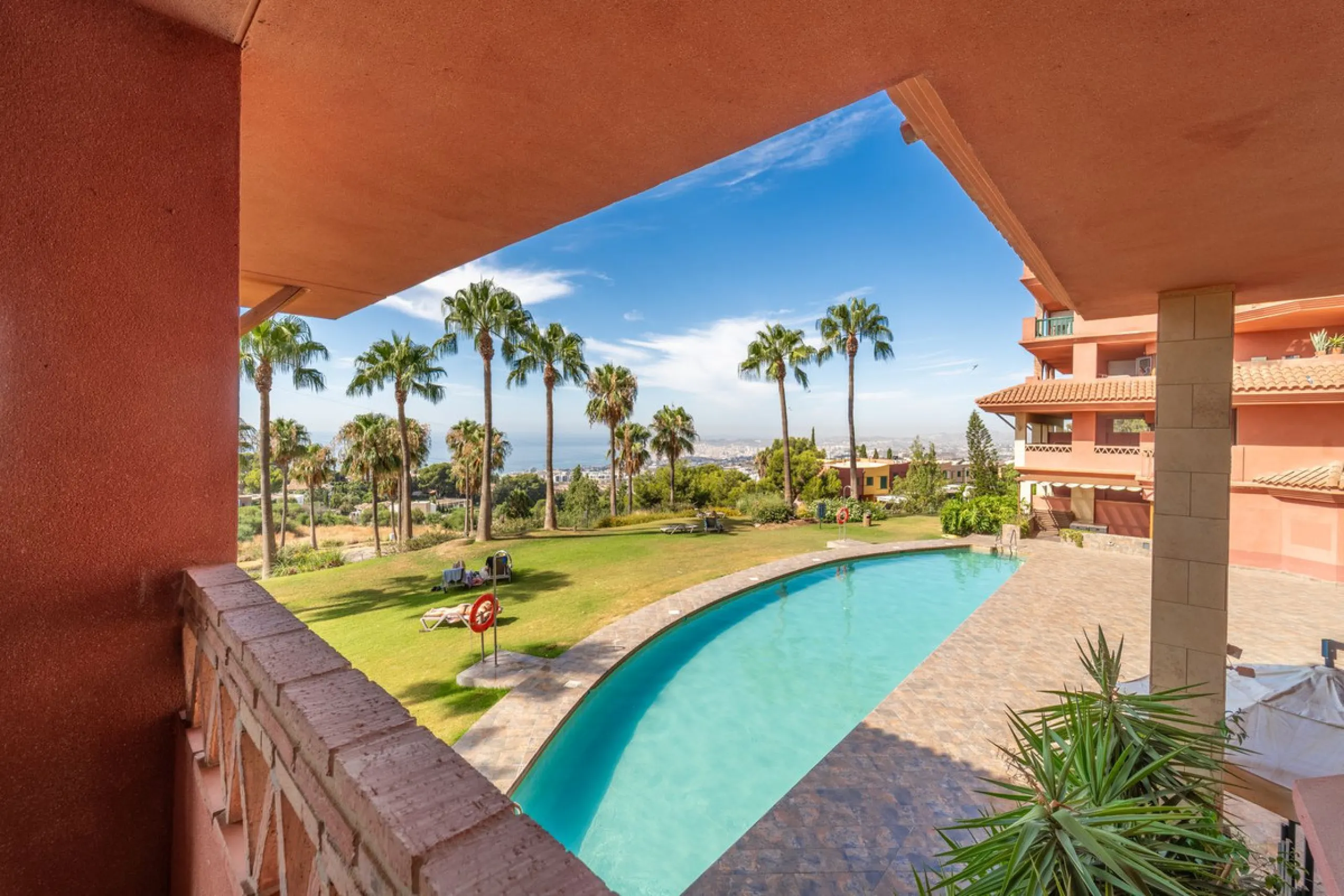 Recenlty refurbished south facing apartment located in the exclusive urbanization Reserva del Higuerón, with 2 bedrooms, 2 bathrooms, living-dining room, open plan kitchen fully furnished and equipped with electricial appliances, terrace of 37m2 with view