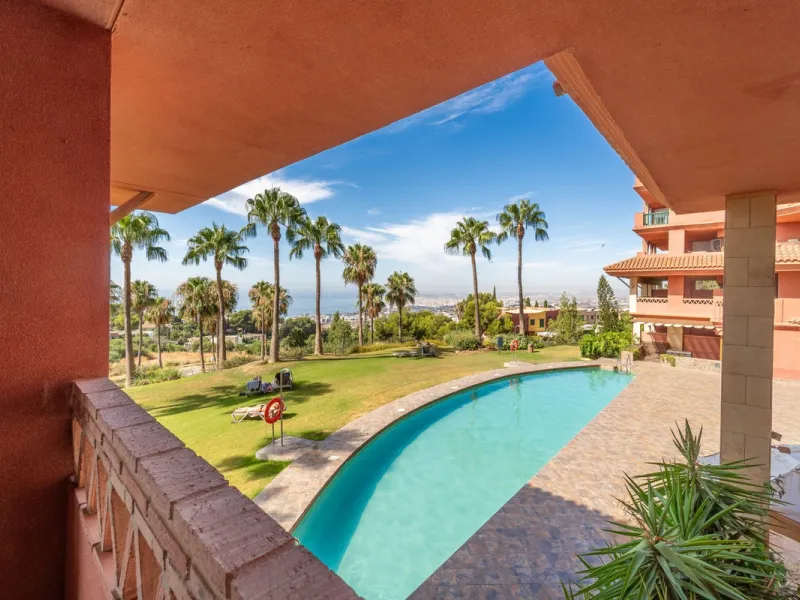 Recenlty refurbished south facing apartment located in the exclusive urbanization Reserva del Higuerón, with 2 bedrooms, 2 bathrooms, living-dining room, open plan kitchen fully furnished and equipped with electricial appliances, terrace of 37m2 with view