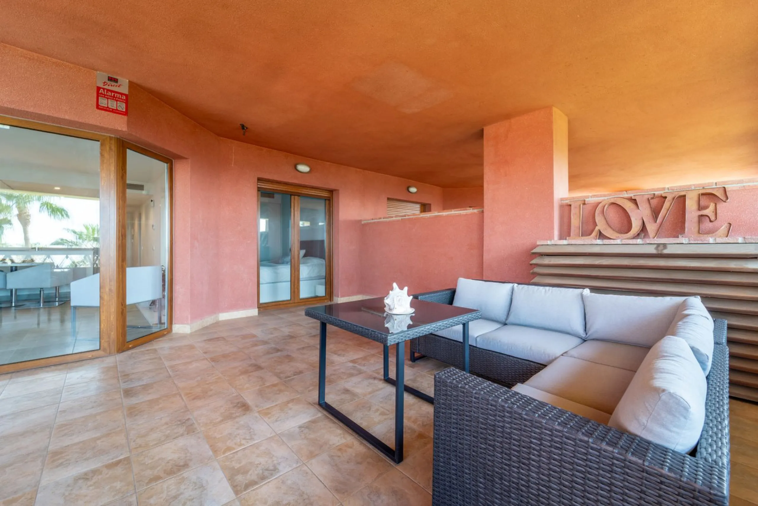 Recenlty refurbished south facing apartment located in the exclusive urbanization Reserva del Higuerón, with 2 bedrooms, 2 bathrooms, living-dining room, open plan kitchen fully furnished and equipped with electricial appliances, terrace of 37m2 with view
