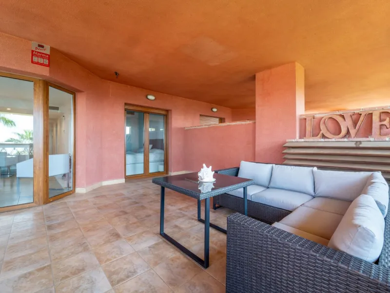 Recenlty refurbished south facing apartment located in the exclusive urbanization Reserva del Higuerón, with 2 bedrooms, 2 bathrooms, living-dining room, open plan kitchen fully furnished and equipped with electricial appliances, terrace of 37m2 with view