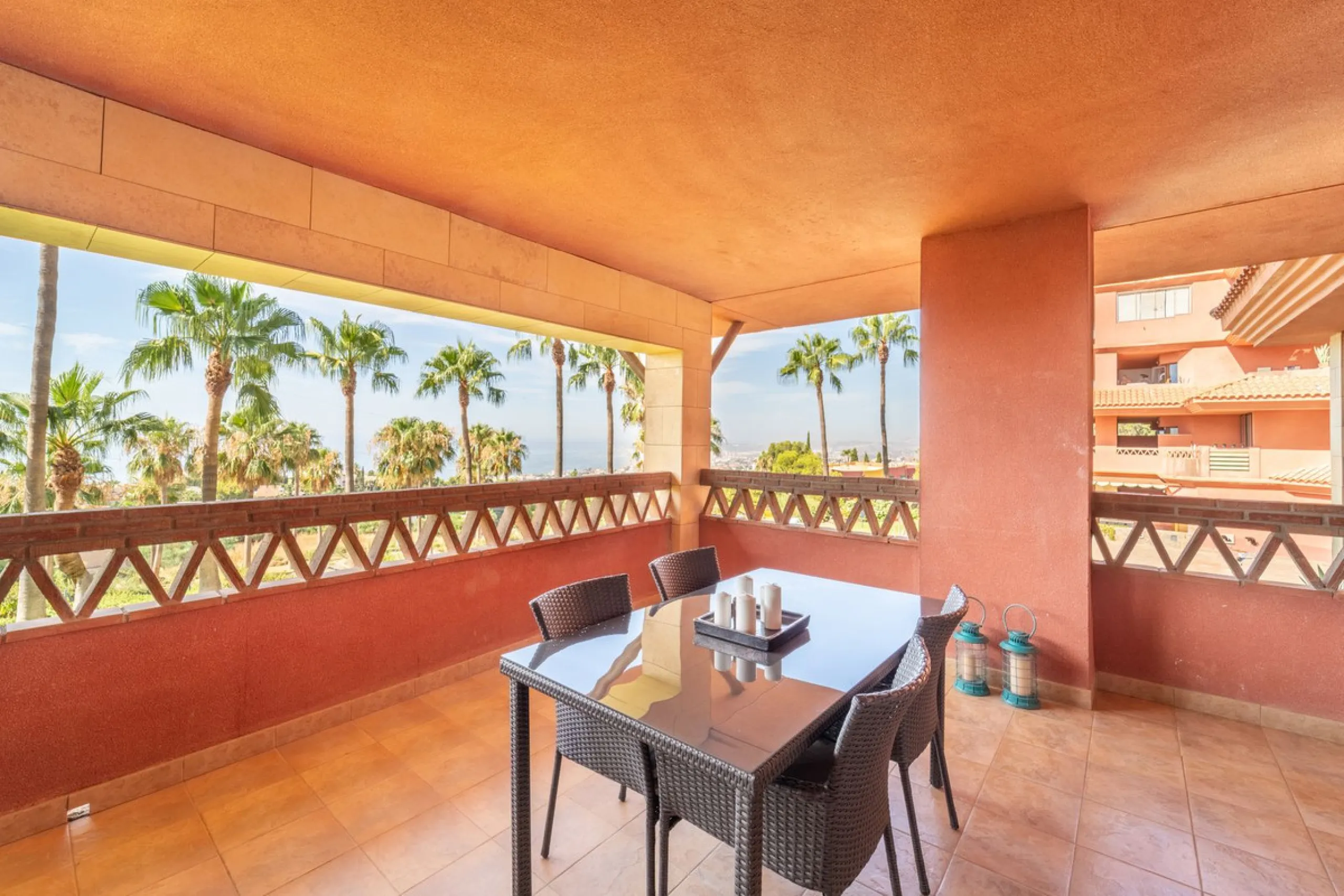 Recenlty refurbished south facing apartment located in the exclusive urbanization Reserva del Higuerón, with 2 bedrooms, 2 bathrooms, living-dining room, open plan kitchen fully furnished and equipped with electricial appliances, terrace of 37m2 with view