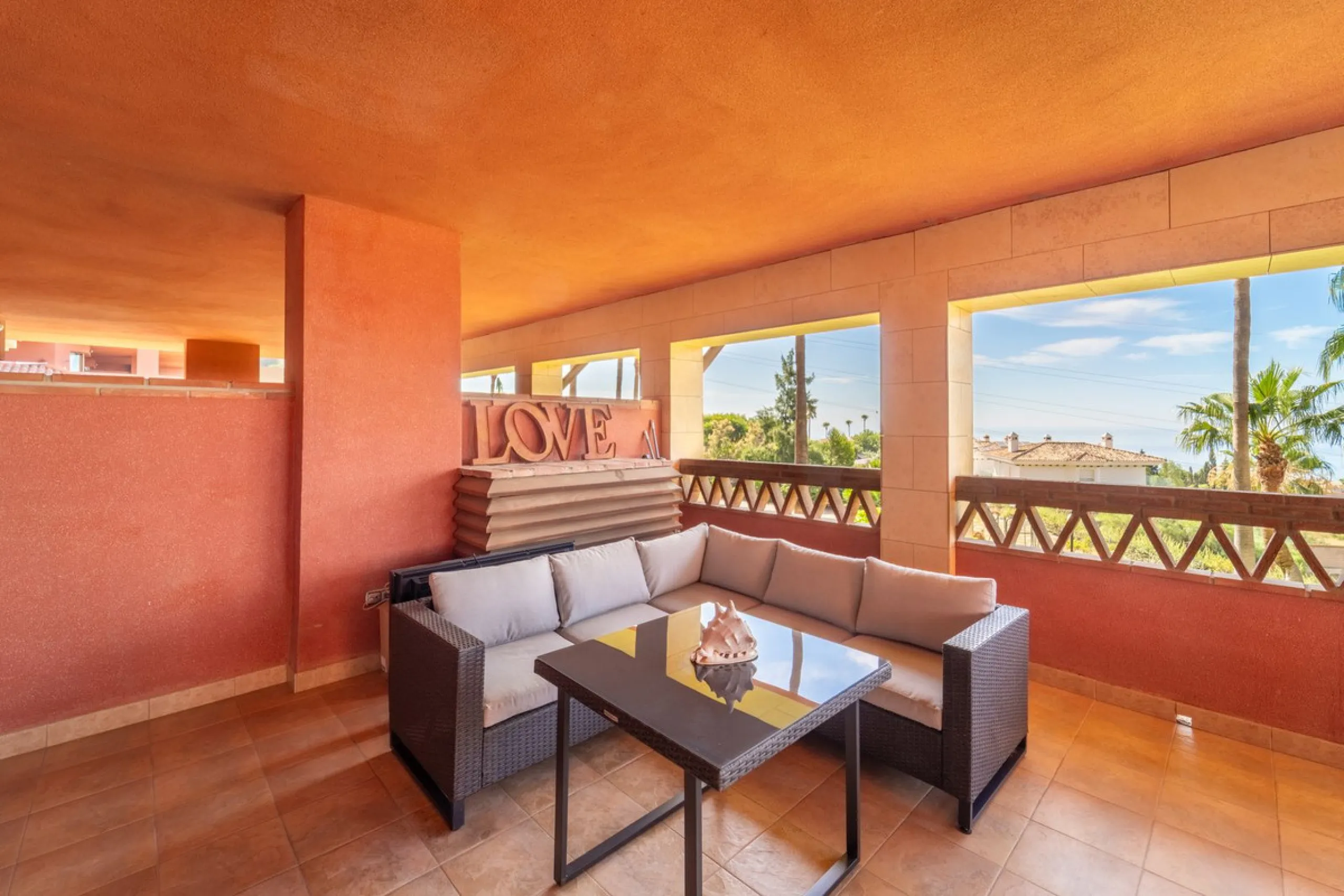 Recenlty refurbished south facing apartment located in the exclusive urbanization Reserva del Higuerón, with 2 bedrooms, 2 bathrooms, living-dining room, open plan kitchen fully furnished and equipped with electricial appliances, terrace of 37m2 with view