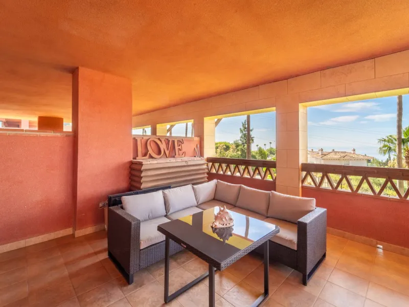 Recenlty refurbished south facing apartment located in the exclusive urbanization Reserva del Higuerón, with 2 bedrooms, 2 bathrooms, living-dining room, open plan kitchen fully furnished and equipped with electricial appliances, terrace of 37m2 with view
