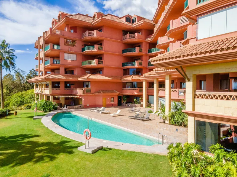 Recenlty refurbished south facing apartment located in the exclusive urbanization Reserva del Higuerón, with 2 bedrooms, 2 bathrooms, living-dining room, open plan kitchen fully furnished and equipped with electricial appliances, terrace of 37m2 with view