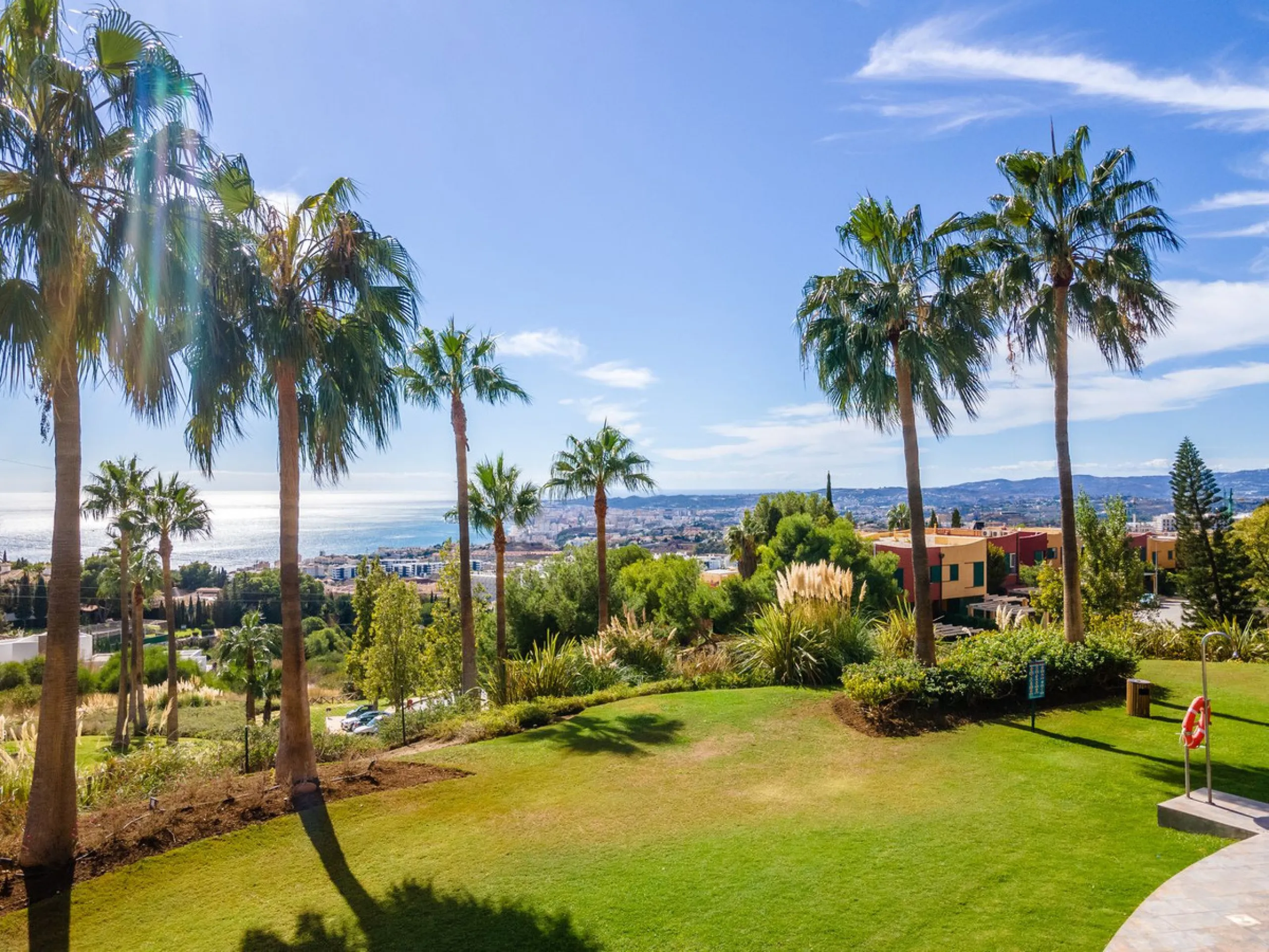 Recenlty refurbished south facing apartment located in the exclusive urbanization Reserva del Higuerón, with 2 bedrooms, 2 bathrooms, living-dining room, open plan kitchen fully furnished and equipped with electricial appliances, terrace of 37m2 with view