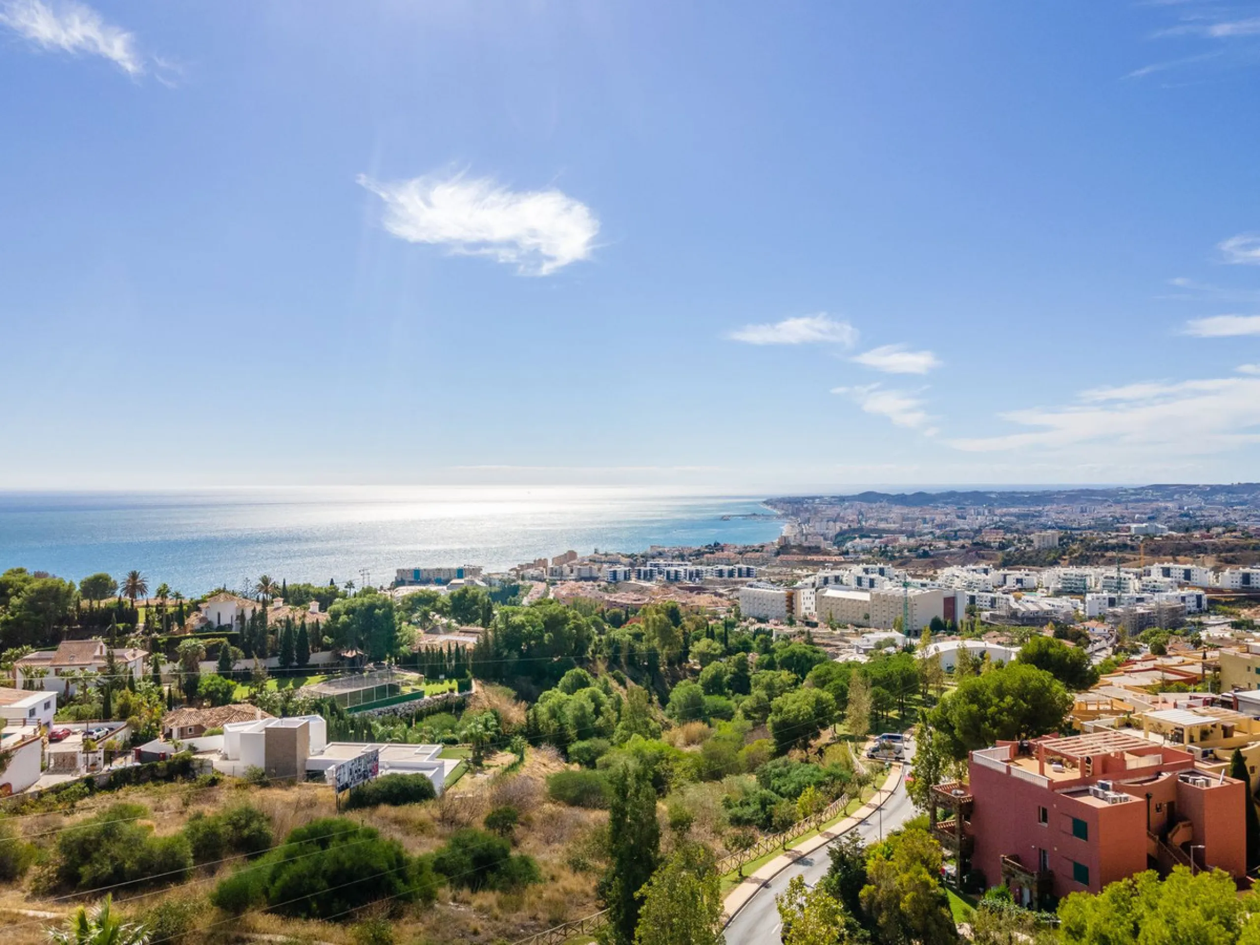 Recenlty refurbished south facing apartment located in the exclusive urbanization Reserva del Higuerón, with 2 bedrooms, 2 bathrooms, living-dining room, open plan kitchen fully furnished and equipped with electricial appliances, terrace of 37m2 with view