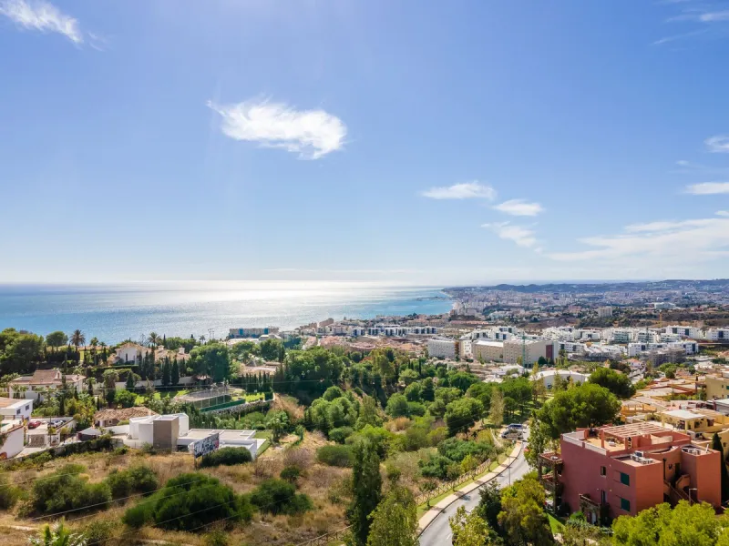 Recenlty refurbished south facing apartment located in the exclusive urbanization Reserva del Higuerón, with 2 bedrooms, 2 bathrooms, living-dining room, open plan kitchen fully furnished and equipped with electricial appliances, terrace of 37m2 with view