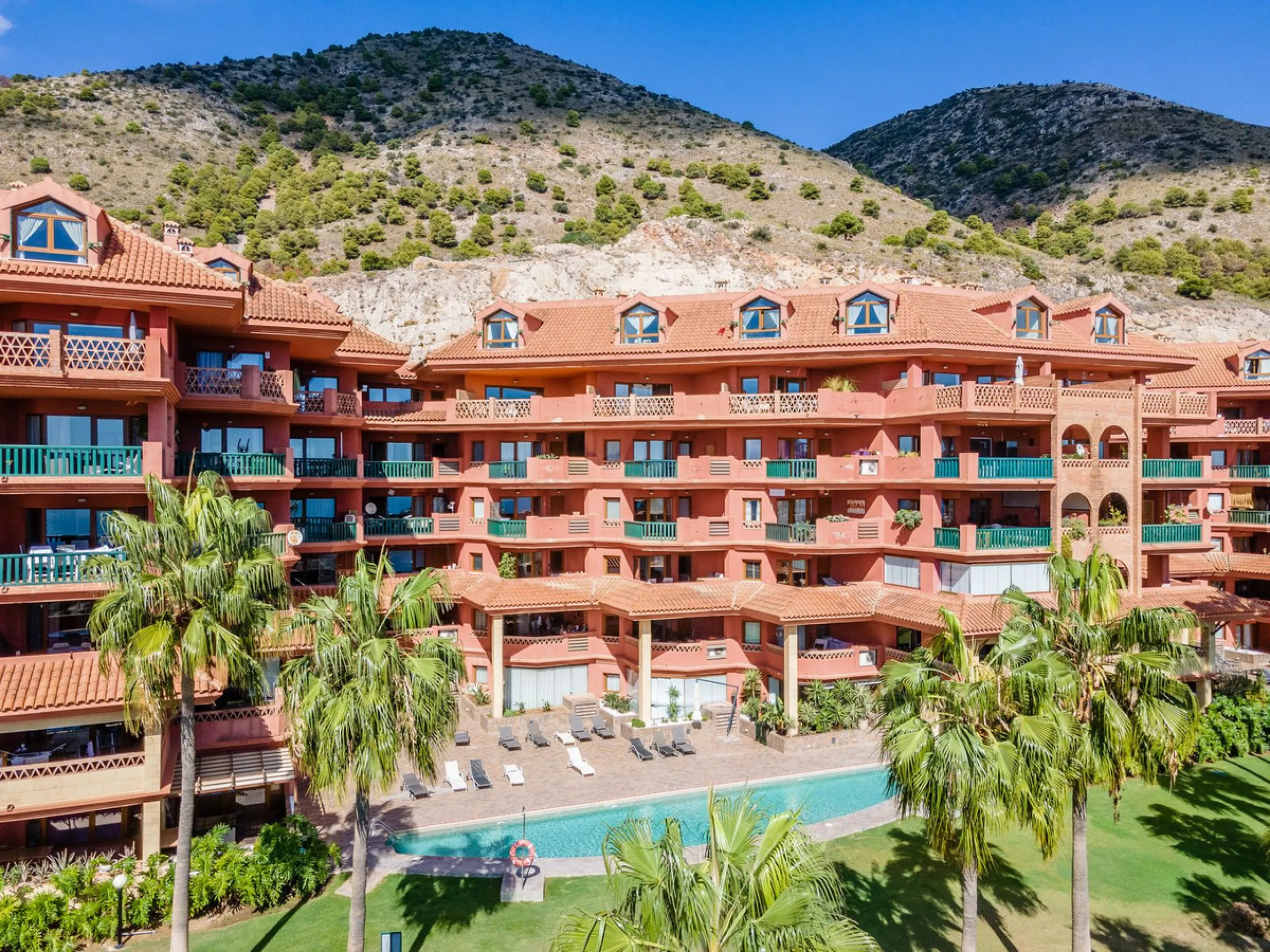 Recenlty refurbished south facing apartment located in the exclusive urbanization Reserva del Higuerón, with 2 bedrooms, 2 bathrooms, living-dining room, open plan kitchen fully furnished and equipped with electricial appliances, terrace of 37m2 with view