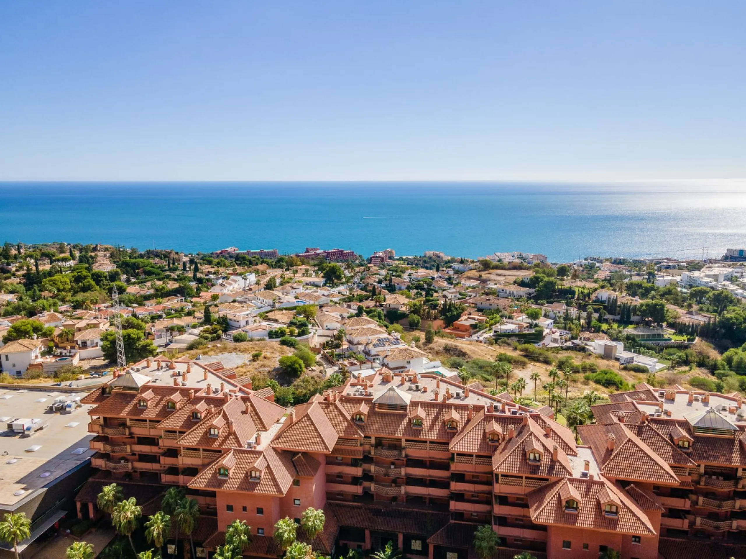 Recenlty refurbished south facing apartment located in the exclusive urbanization Reserva del Higuerón, with 2 bedrooms, 2 bathrooms, living-dining room, open plan kitchen fully furnished and equipped with electricial appliances, terrace of 37m2 with view