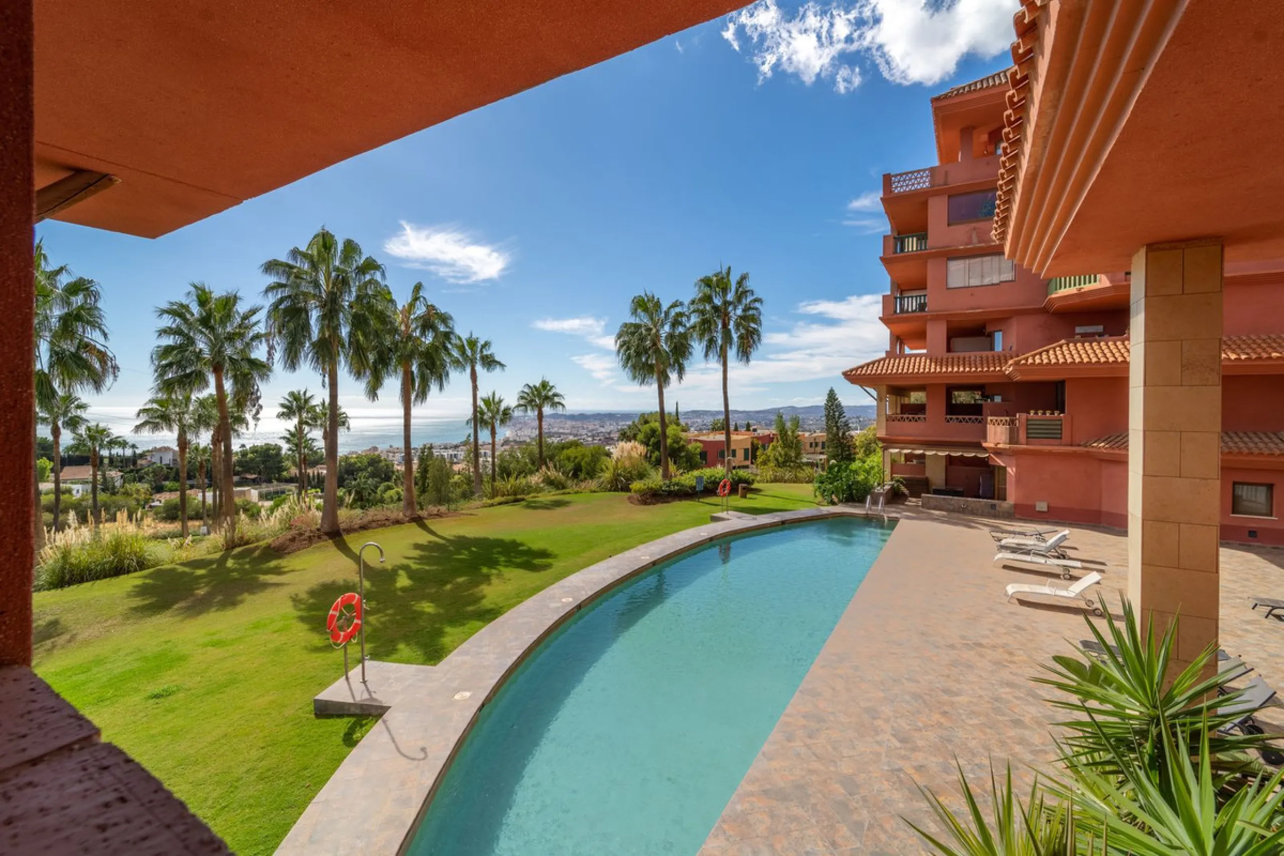 Recenlty refurbished south facing apartment located in the exclusive urbanization Reserva del Higuerón, with 2 bedrooms, 2 bathrooms, living-dining room, open plan kitchen fully furnished and equipped with electricial appliances, terrace of 37m2 with view