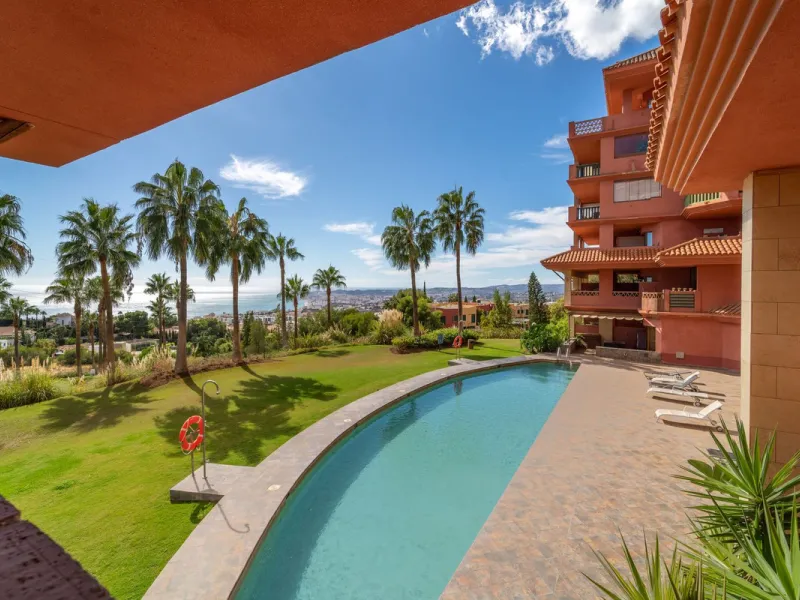Recenlty refurbished south facing apartment located in the exclusive urbanization Reserva del Higuerón, with 2 bedrooms, 2 bathrooms, living-dining room, open plan kitchen fully furnished and equipped with electricial appliances, terrace of 37m2 with view