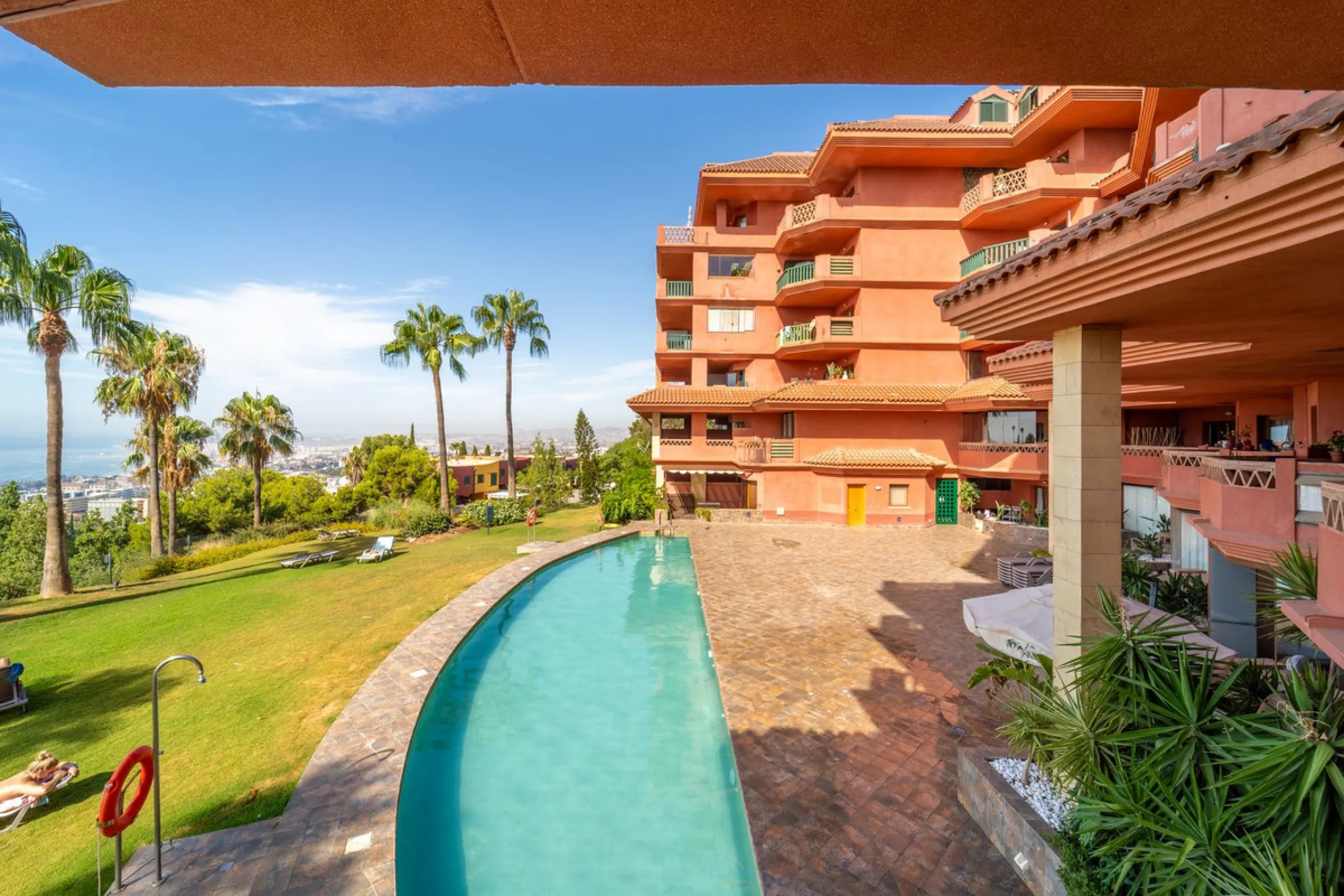 Recenlty refurbished south facing apartment located in the exclusive urbanization Reserva del Higuerón, with 2 bedrooms, 2 bathrooms, living-dining room, open plan kitchen fully furnished and equipped with electricial appliances, terrace of 37m2 with view