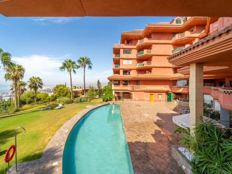 Recenlty refurbished south facing apartment located in the exclusive urbanization Reserva del Higuerón, with 2 bedrooms, 2 bathrooms, living-dining room, open plan kitchen fully furnished and equipped with electricial appliances, terrace of 37m2 with view