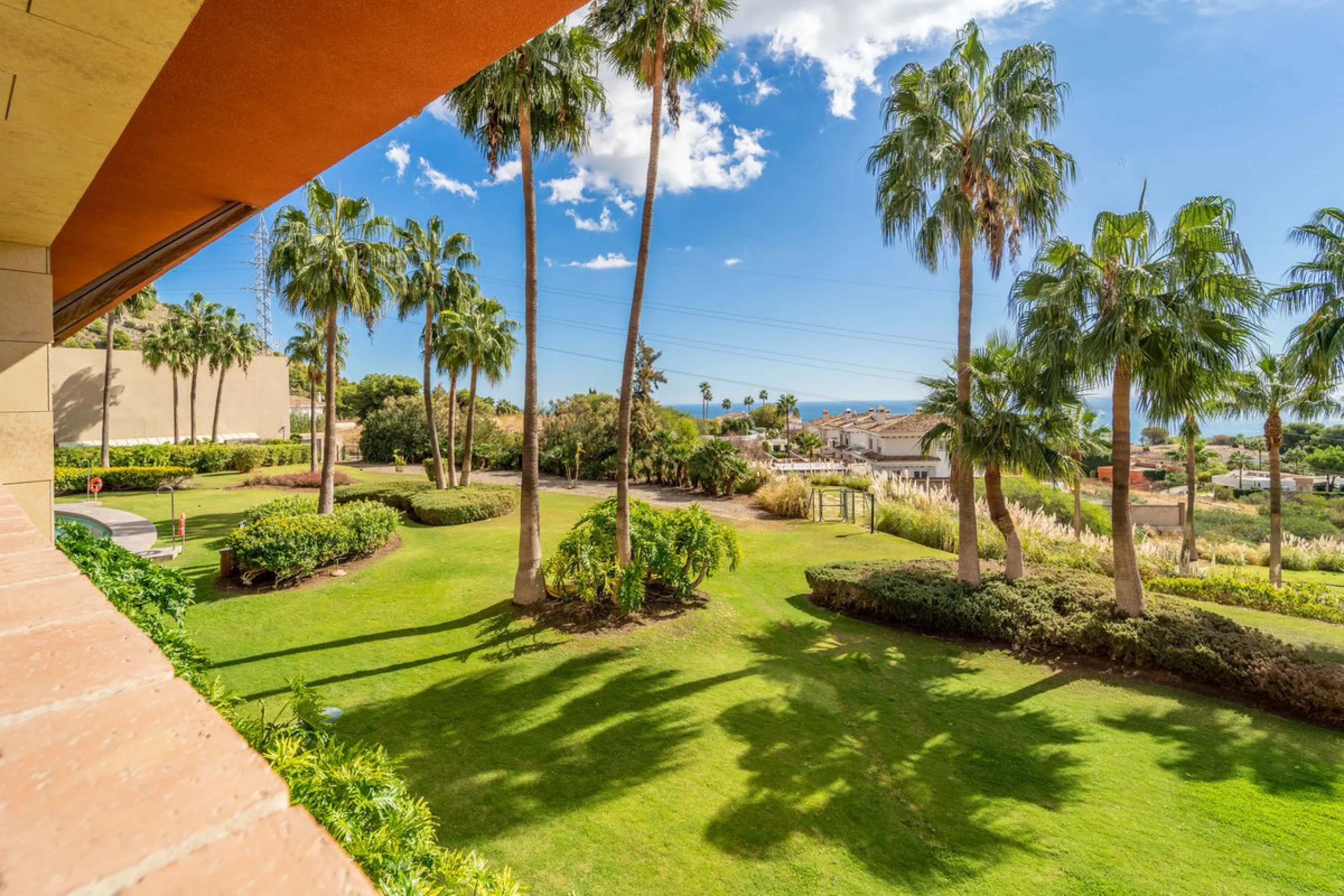 Recenlty refurbished south facing apartment located in the exclusive urbanization Reserva del Higuerón, with 2 bedrooms, 2 bathrooms, living-dining room, open plan kitchen fully furnished and equipped with electricial appliances, terrace of 37m2 with view