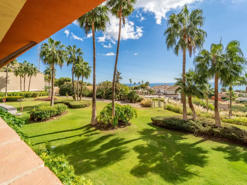 Recenlty refurbished south facing apartment located in the exclusive urbanization Reserva del Higuerón, with 2 bedrooms, 2 bathrooms, living-dining room, open plan kitchen fully furnished and equipped with electricial appliances, terrace of 37m2 with view