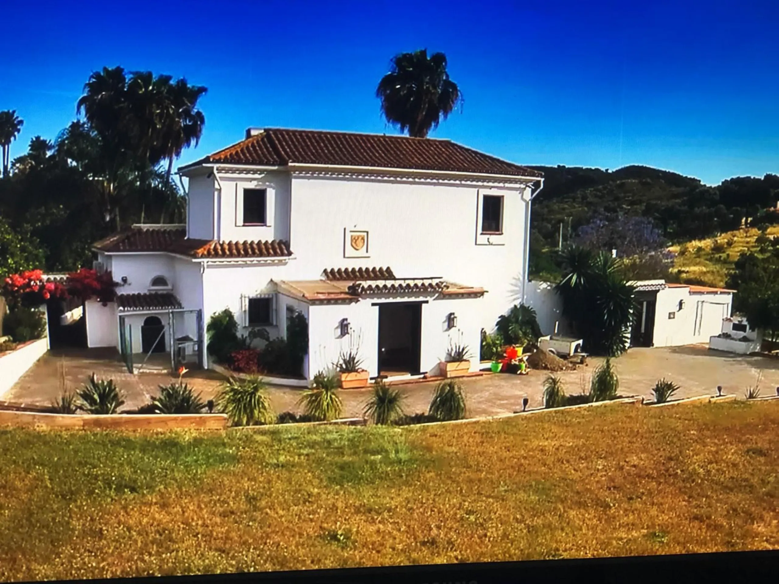 We proudly present one of the most authentic and beautiful Andalusian Cortijos with stables separate guest house in the Estepona area!
