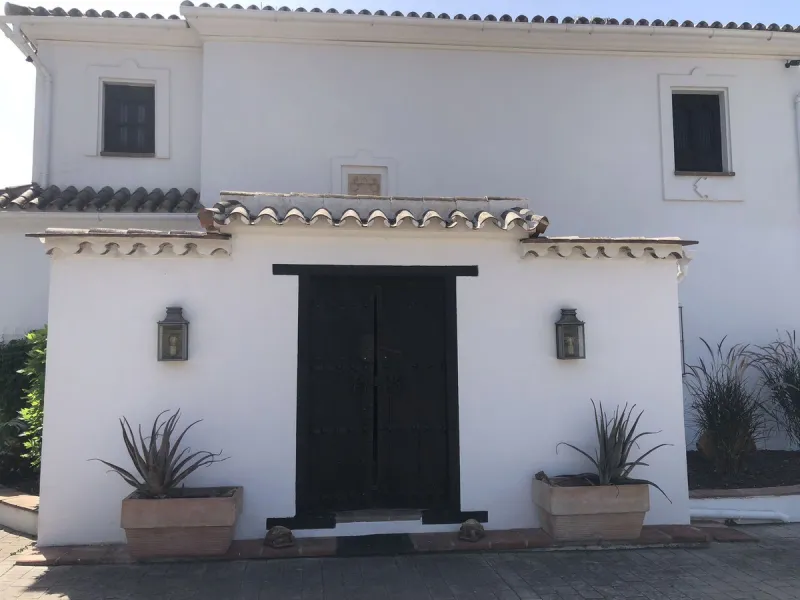 We proudly present one of the most authentic and beautiful Andalusian Cortijos with stables separate guest house in the Estepona area!
