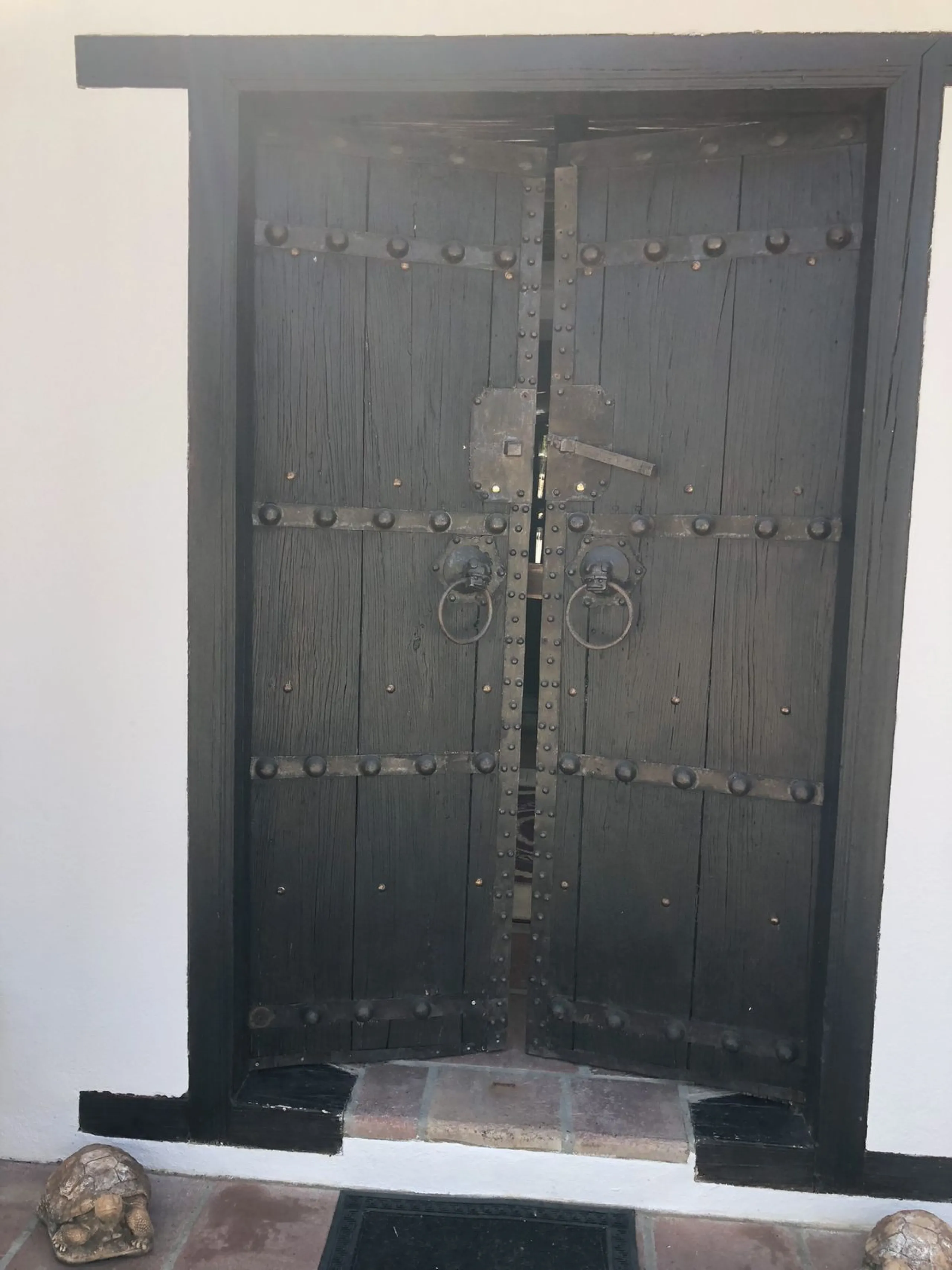 We proudly present one of the most authentic and beautiful Andalusian Cortijos with stables separate guest house in the Estepona area!
