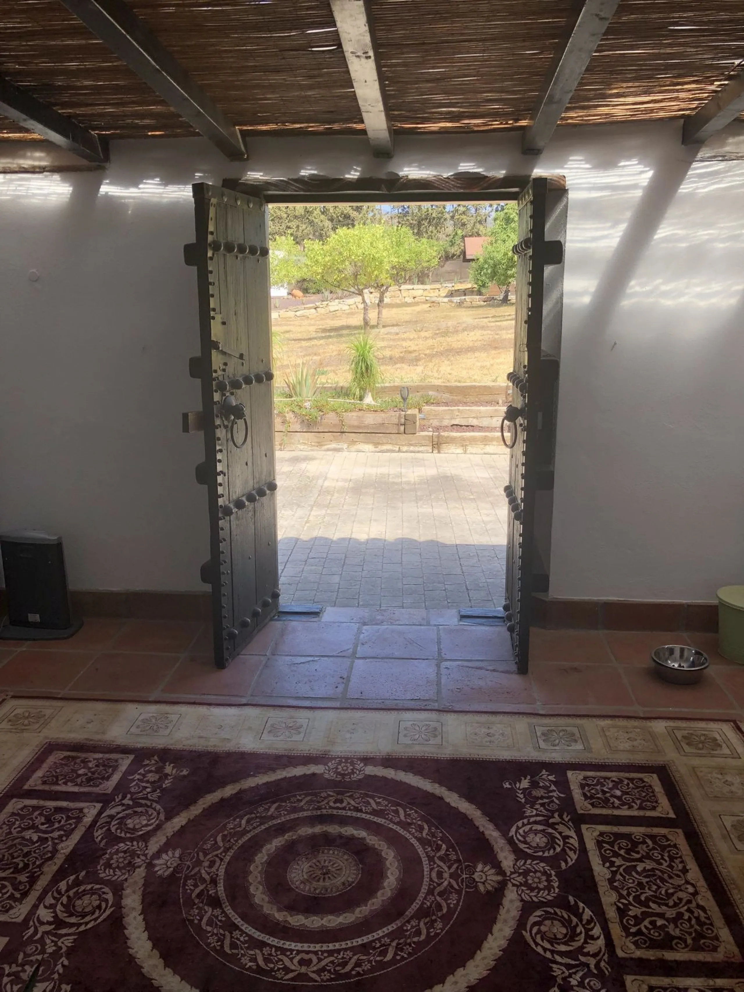 We proudly present one of the most authentic and beautiful Andalusian Cortijos with stables separate guest house in the Estepona area!