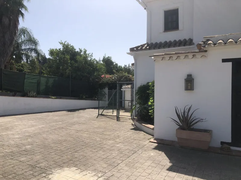 We proudly present one of the most authentic and beautiful Andalusian Cortijos with stables separate guest house in the Estepona area!