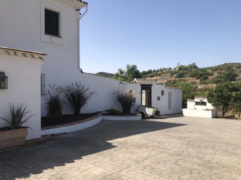 We proudly present one of the most authentic and beautiful Andalusian Cortijos with stables separate guest house in the Estepona area!