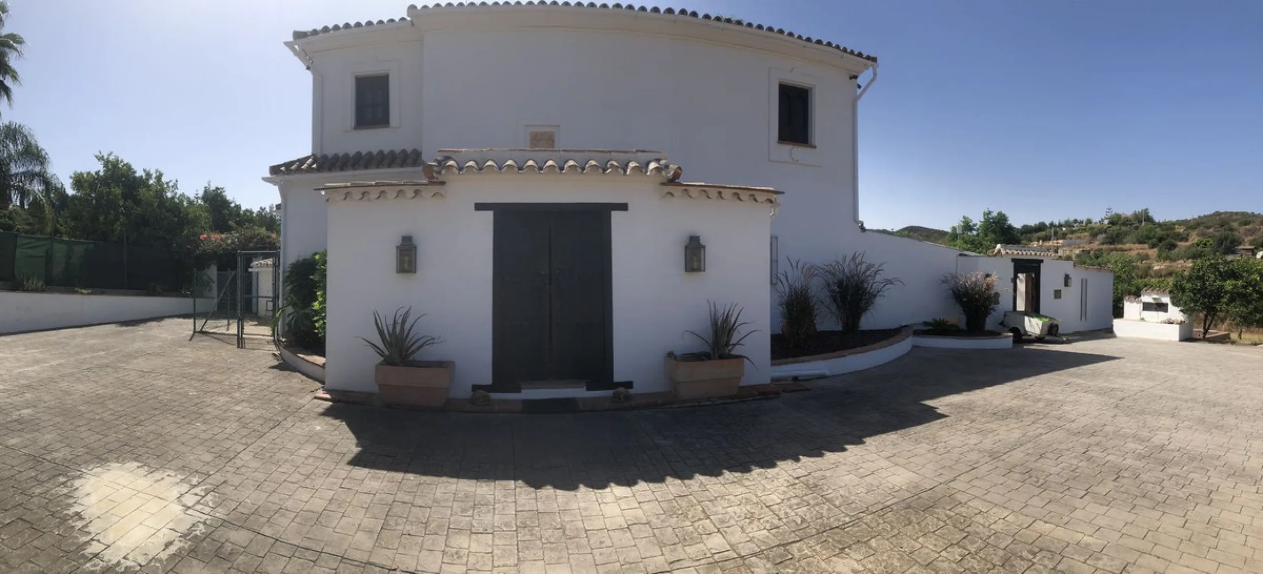 We proudly present one of the most authentic and beautiful Andalusian Cortijos with stables separate guest house in the Estepona area!