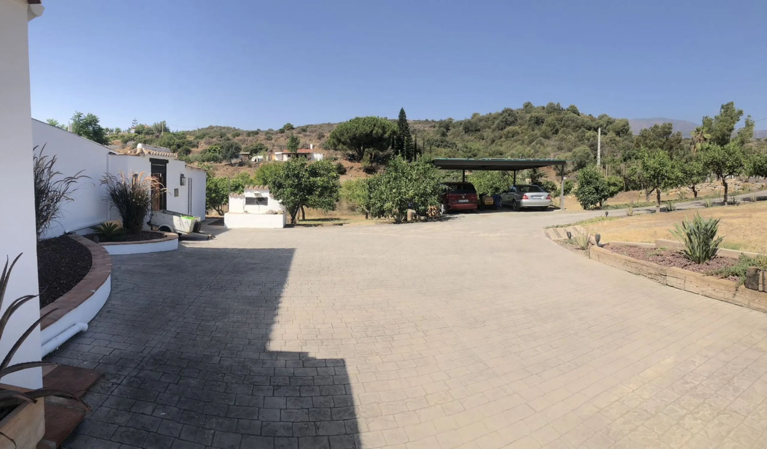 We proudly present one of the most authentic and beautiful Andalusian Cortijos with stables separate guest house in the Estepona area!
