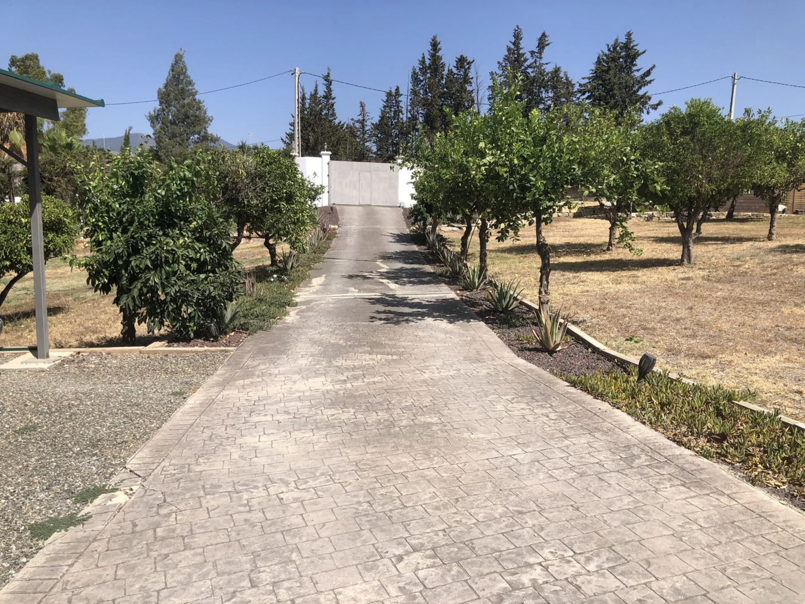 We proudly present one of the most authentic and beautiful Andalusian Cortijos with stables separate guest house in the Estepona area!