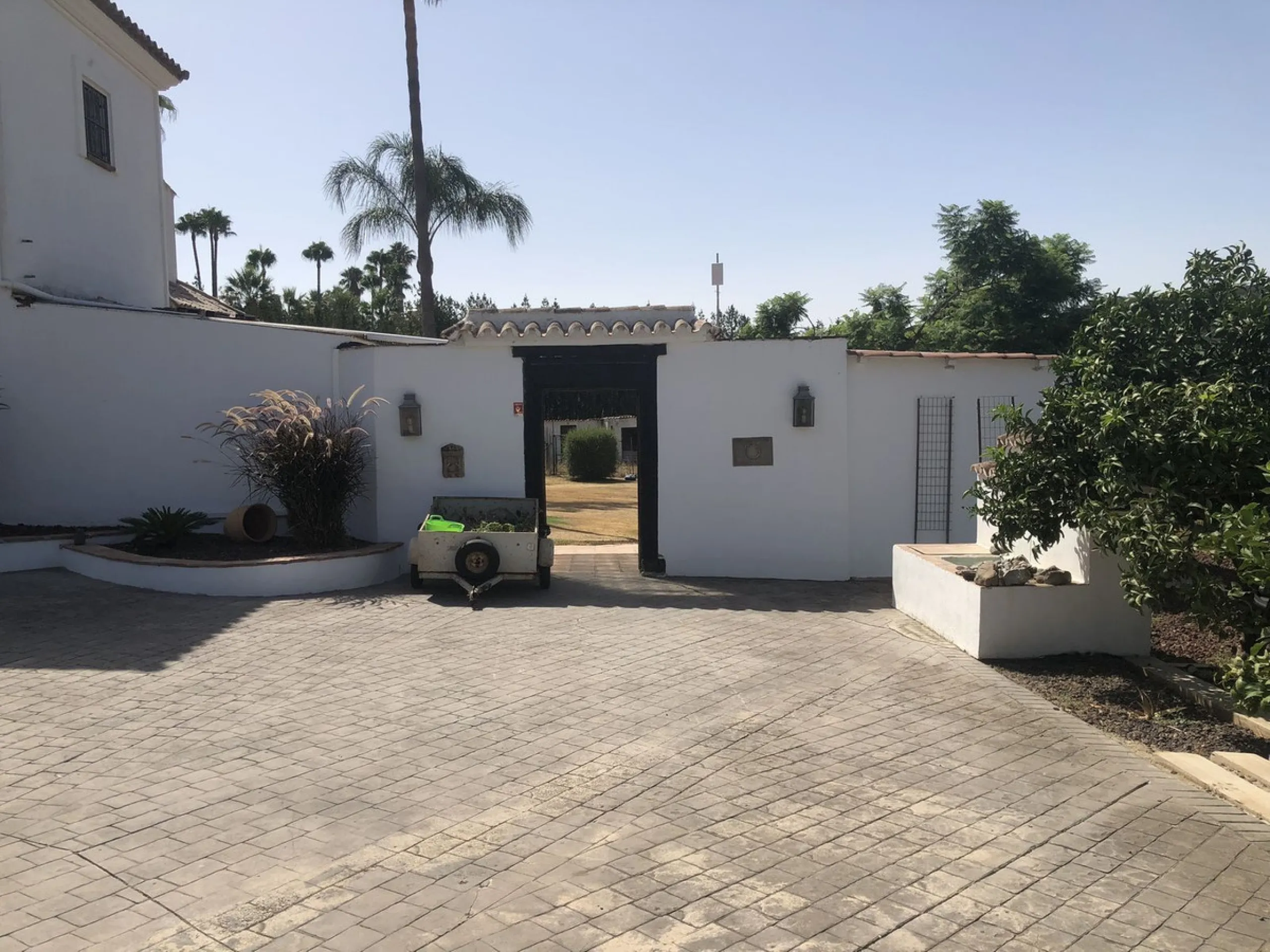 We proudly present one of the most authentic and beautiful Andalusian Cortijos with stables separate guest house in the Estepona area!