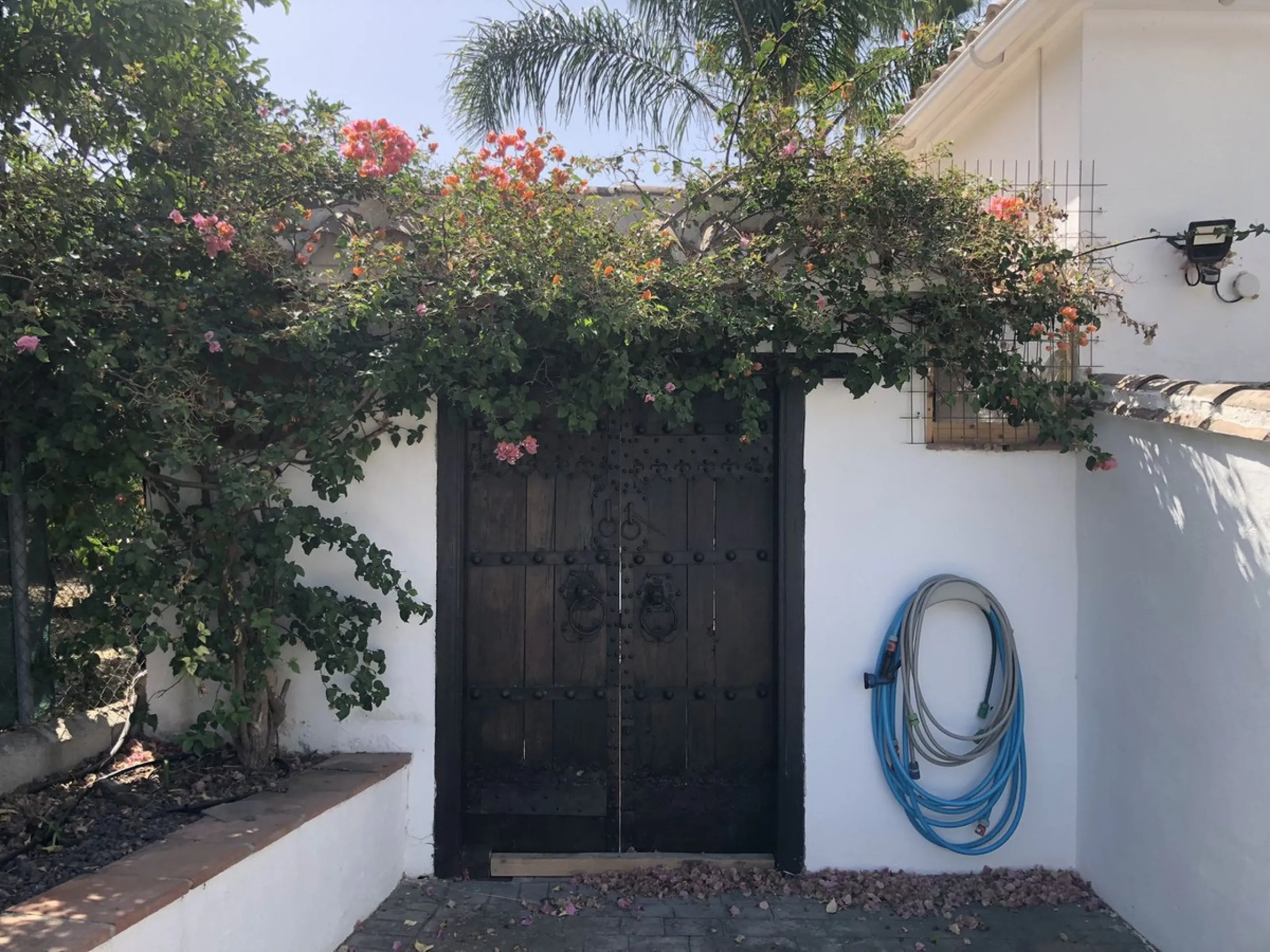 We proudly present one of the most authentic and beautiful Andalusian Cortijos with stables separate guest house in the Estepona area!