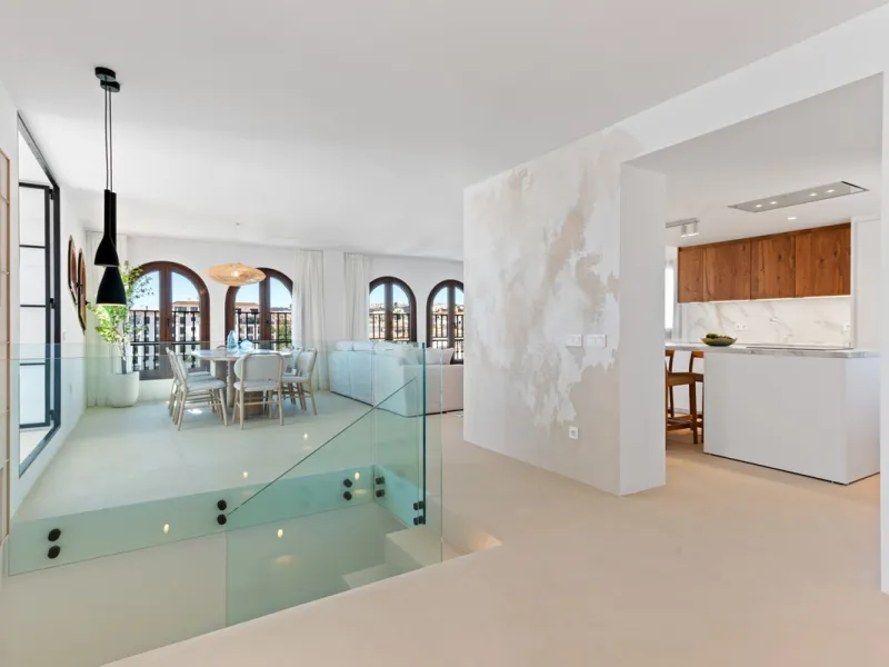 We present this stunning property in an unbeatable location: a duplex penthouse in the sought-after enclave of Puerto de La Duquesa, Manilva (Málaga). With 133.51 m² of built area and a spectacular 38.02 m² terrace, this unique home combines contemporary 