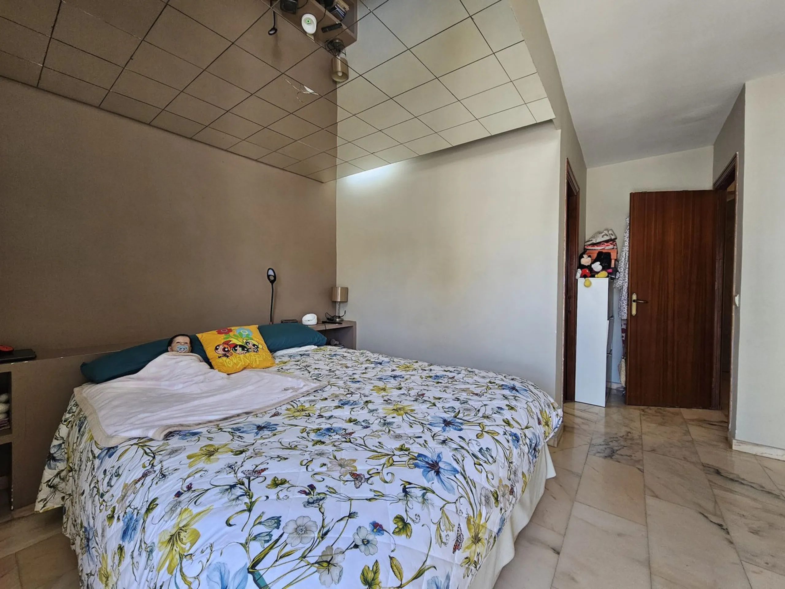 Amazing opportunity to buy a large older apartment in the centre, literally the heart of Estepona in Malaga, known as the Number 1 place to live a happy life, voted best place to live of all places in Europe! This apartment is a on a third floor in the ma