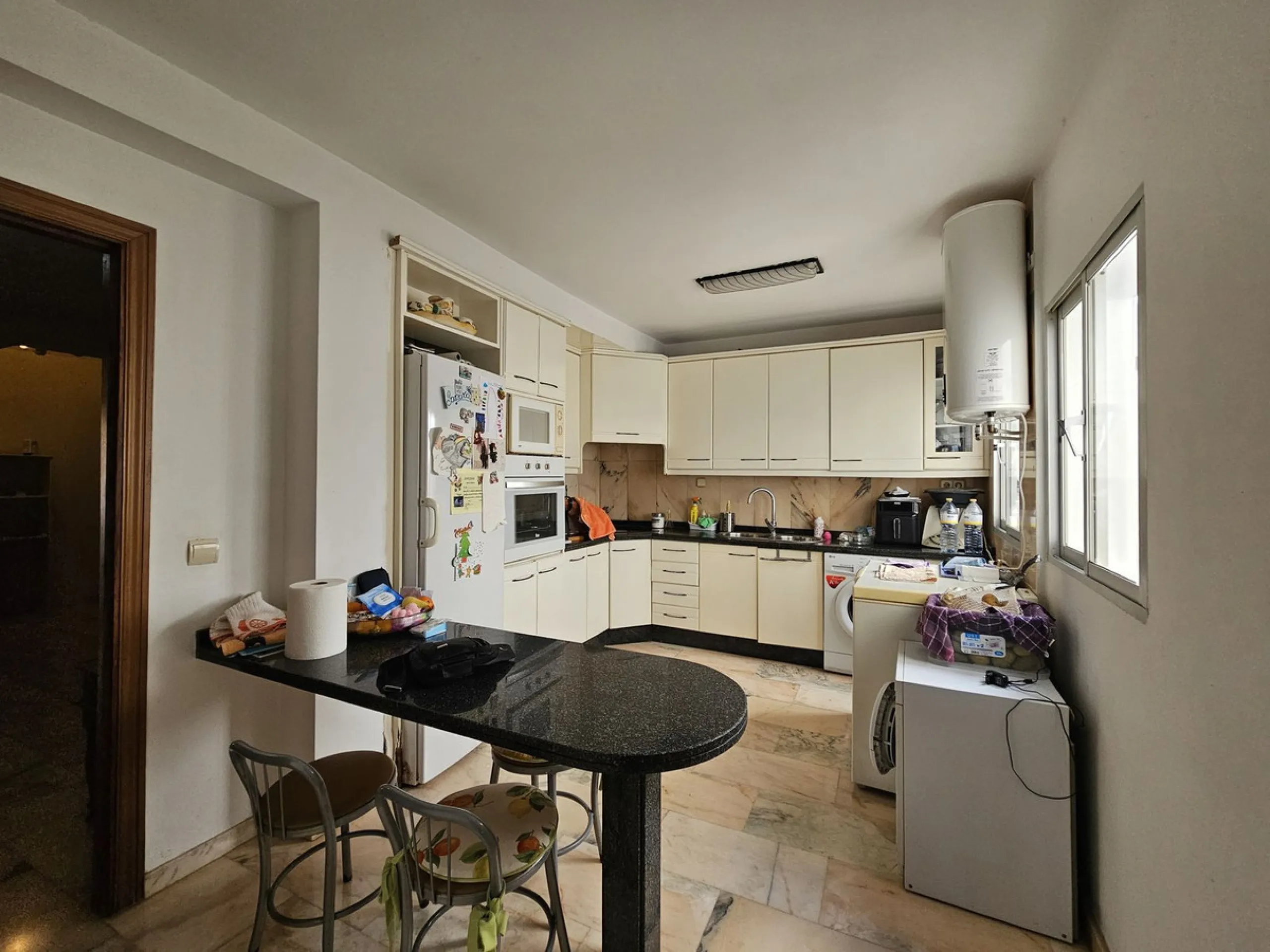 Amazing opportunity to buy a large older apartment in the centre, literally the heart of Estepona in Malaga, known as the Number 1 place to live a happy life, voted best place to live of all places in Europe! This apartment is a on a third floor in the ma