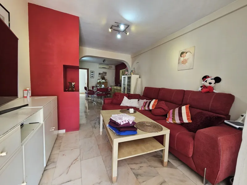 Amazing opportunity to buy a large older apartment in the centre, literally the heart of Estepona in Malaga, known as the Number 1 place to live a happy life, voted best place to live of all places in Europe! This apartment is a on a third floor in the ma