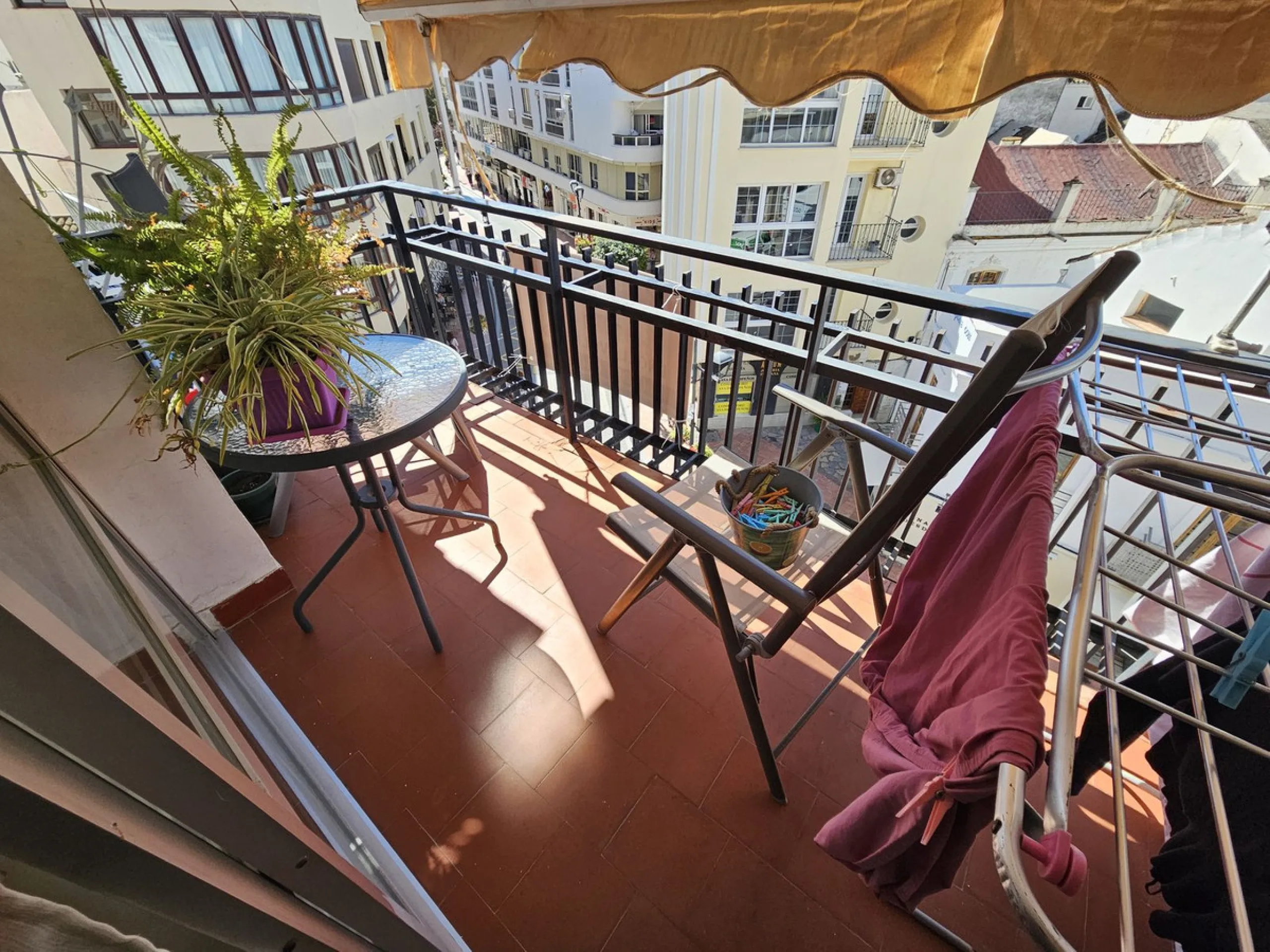 Amazing opportunity to buy a large older apartment in the centre, literally the heart of Estepona in Malaga, known as the Number 1 place to live a happy life, voted best place to live of all places in Europe! This apartment is a on a third floor in the ma