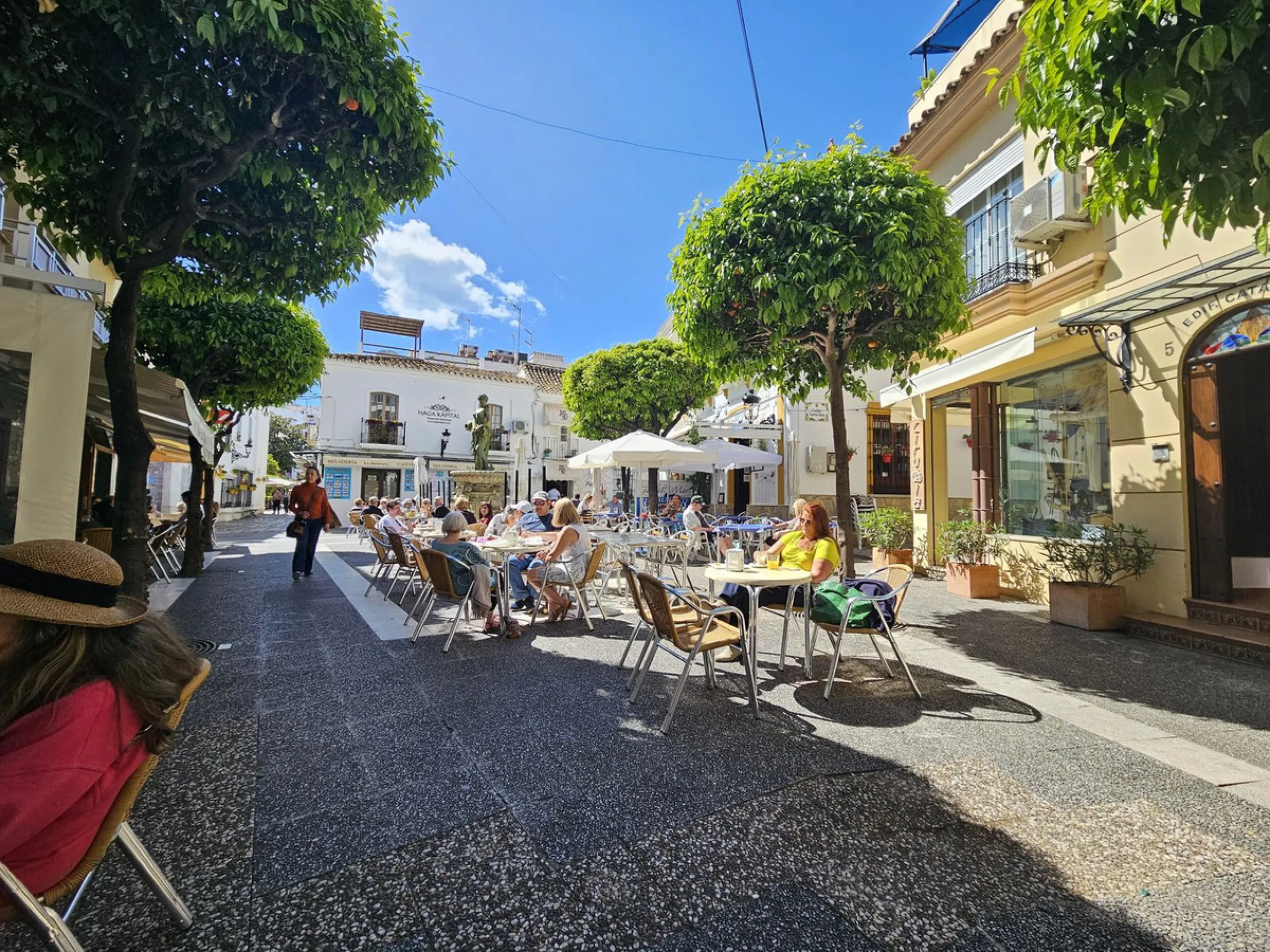 Amazing opportunity to buy a large older apartment in the centre, literally the heart of Estepona in Malaga, known as the Number 1 place to live a happy life, voted best place to live of all places in Europe! This apartment is a on a third floor in the ma