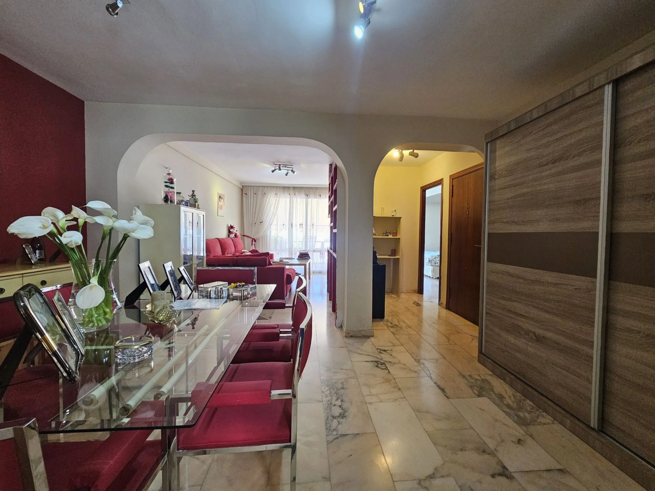 Amazing opportunity to buy a large older apartment in the centre, literally the heart of Estepona in Malaga, known as the Number 1 place to live a happy life, voted best place to live of all places in Europe! This apartment is a on a third floor in the ma