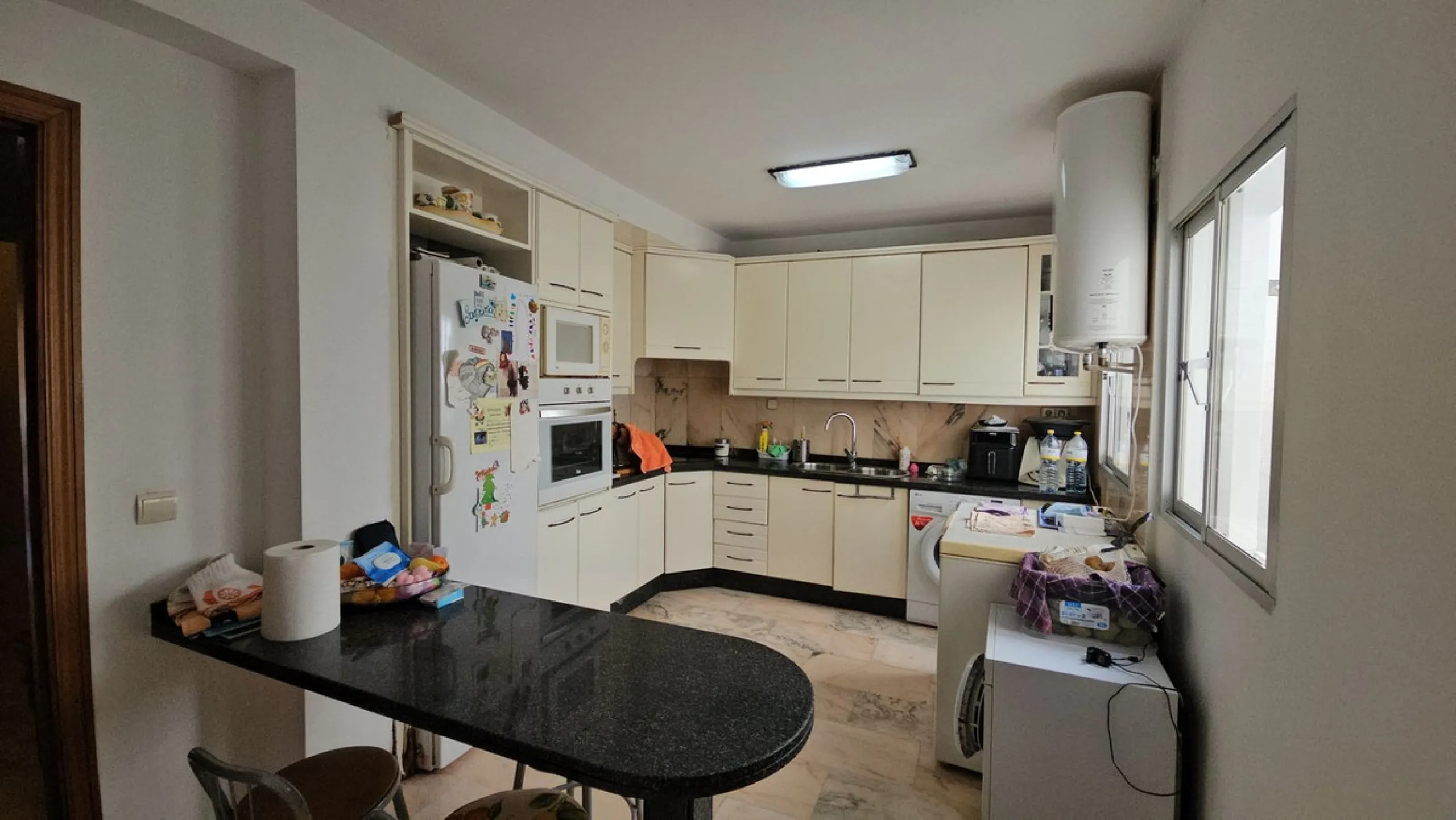 Amazing opportunity to buy a large older apartment in the centre, literally the heart of Estepona in Malaga, known as the Number 1 place to live a happy life, voted best place to live of all places in Europe! This apartment is a on a third floor in the ma
