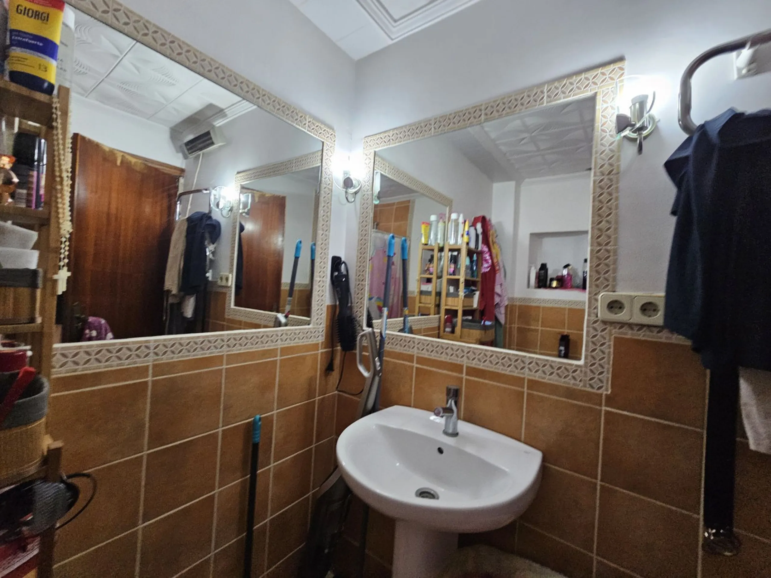 Amazing opportunity to buy a large older apartment in the centre, literally the heart of Estepona in Malaga, known as the Number 1 place to live a happy life, voted best place to live of all places in Europe! This apartment is a on a third floor in the ma