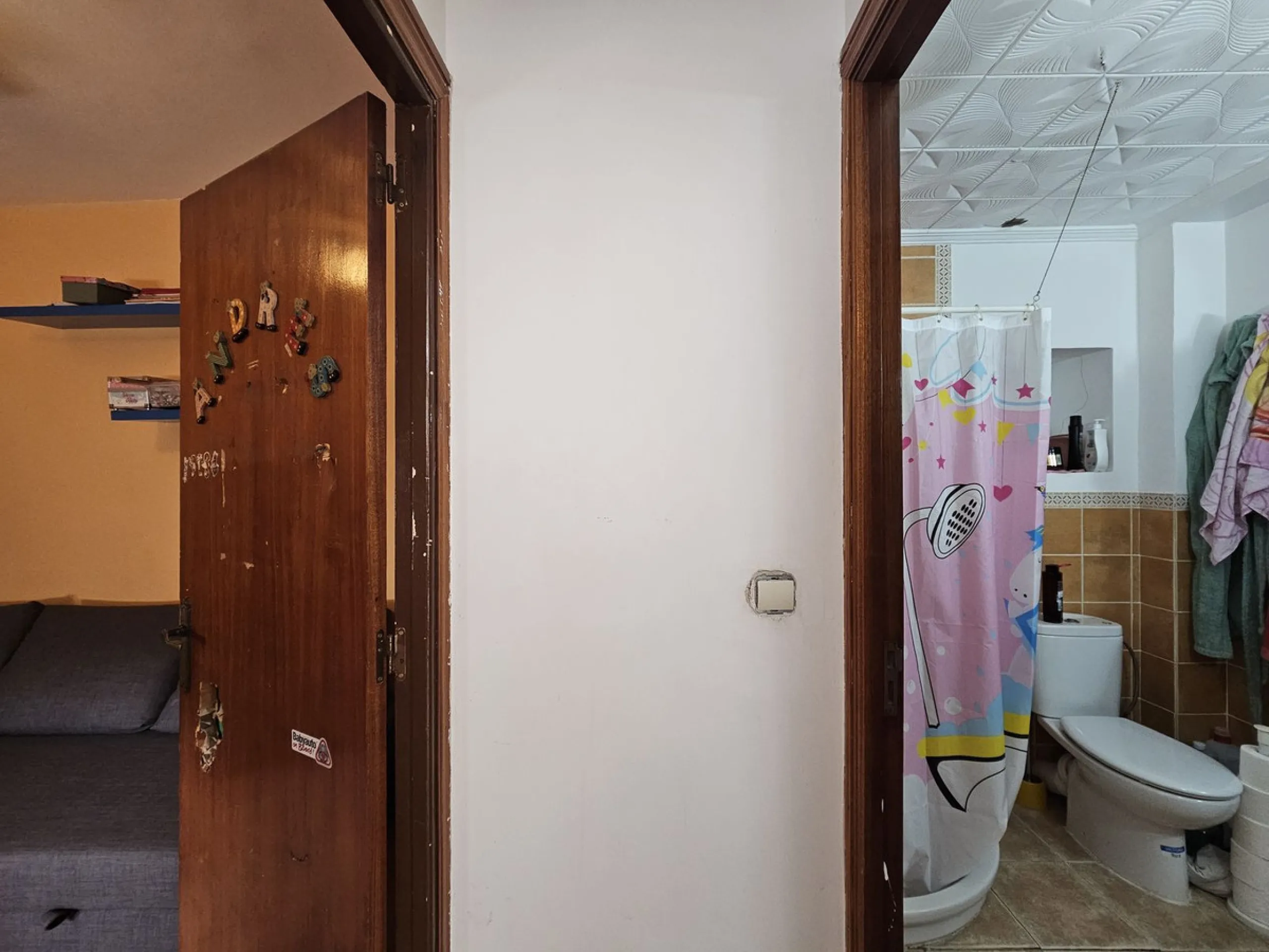 Amazing opportunity to buy a large older apartment in the centre, literally the heart of Estepona in Malaga, known as the Number 1 place to live a happy life, voted best place to live of all places in Europe! This apartment is a on a third floor in the ma