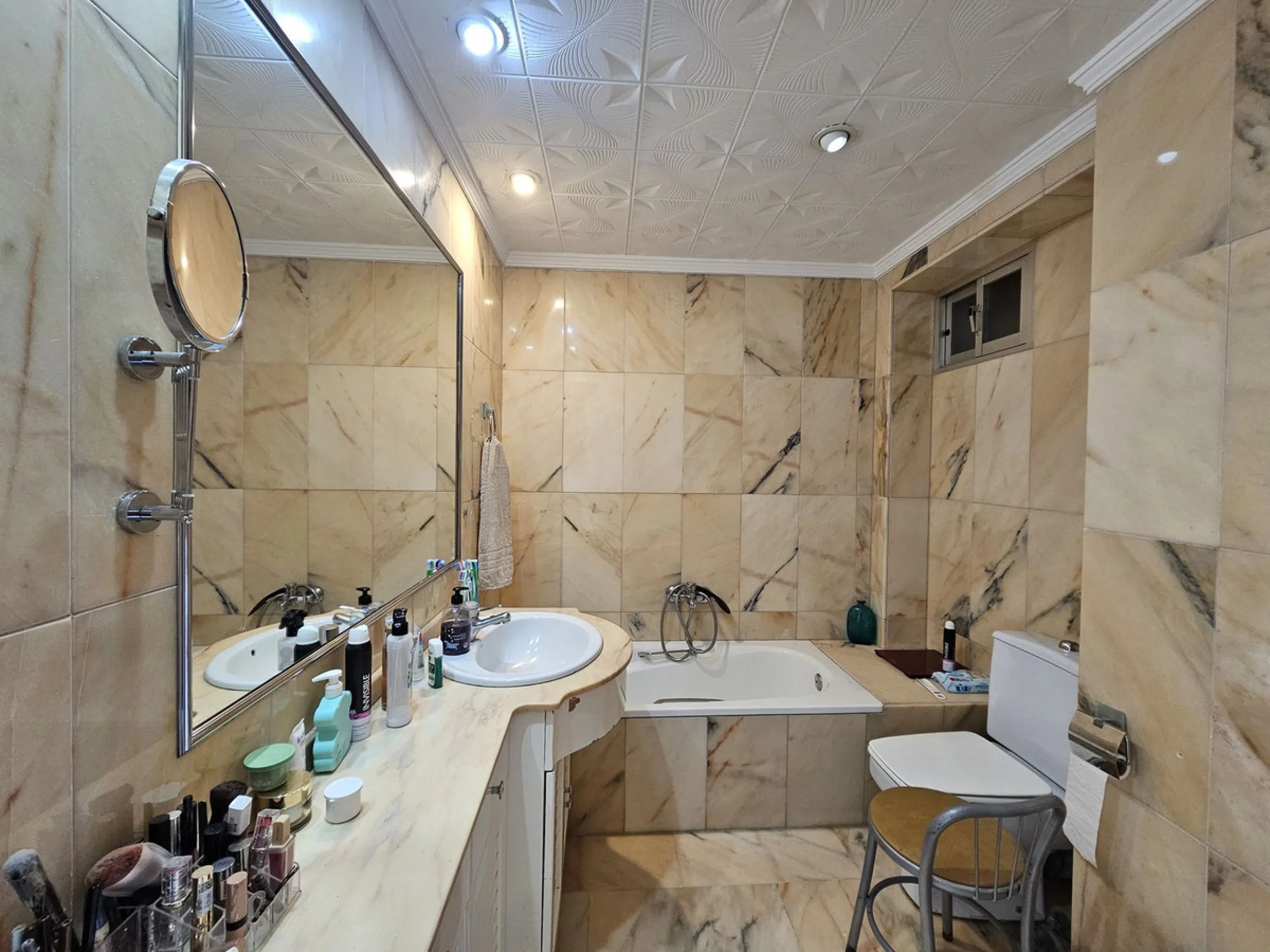 Amazing opportunity to buy a large older apartment in the centre, literally the heart of Estepona in Malaga, known as the Number 1 place to live a happy life, voted best place to live of all places in Europe! This apartment is a on a third floor in the ma