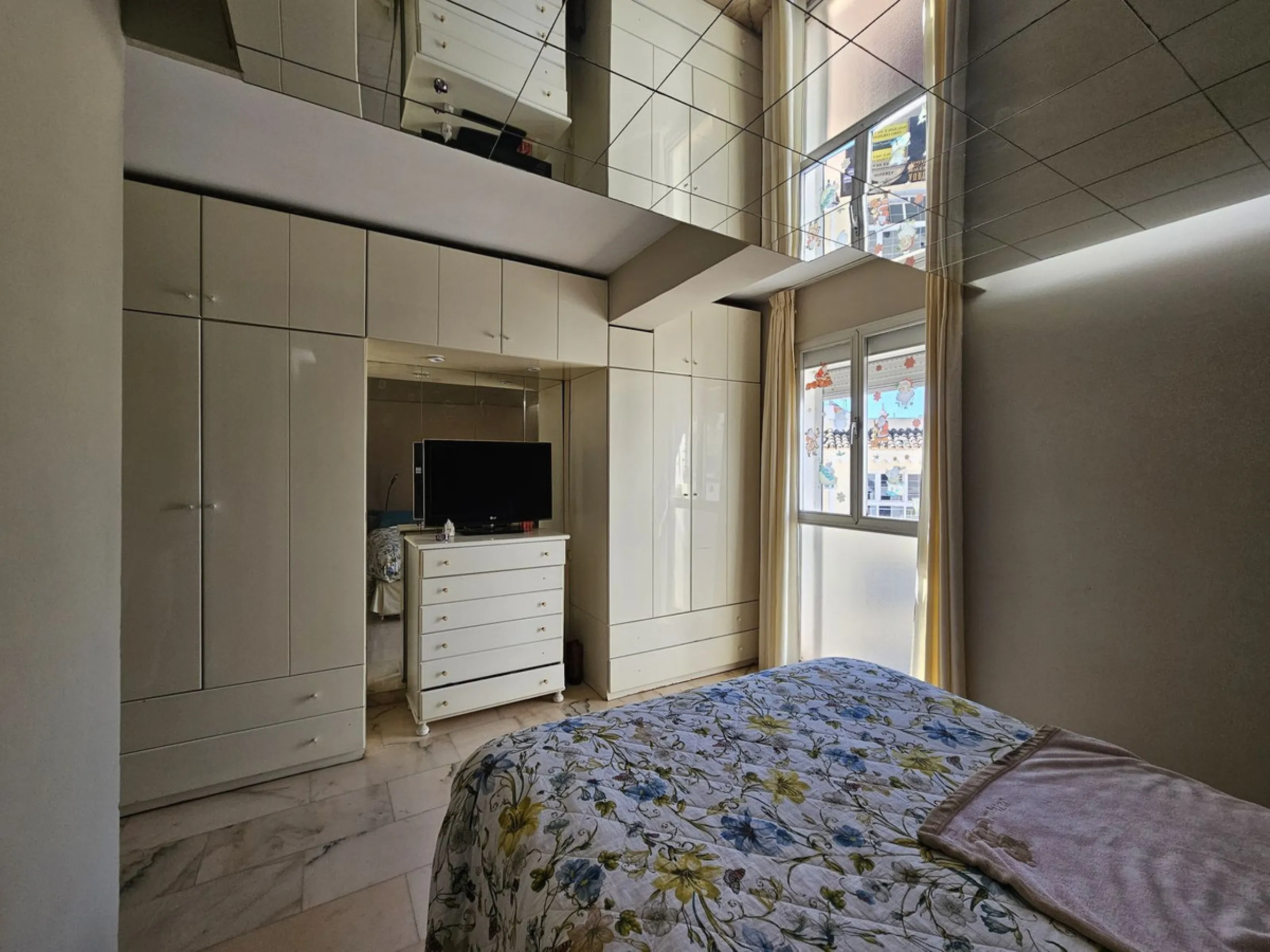 Amazing opportunity to buy a large older apartment in the centre, literally the heart of Estepona in Malaga, known as the Number 1 place to live a happy life, voted best place to live of all places in Europe! This apartment is a on a third floor in the ma