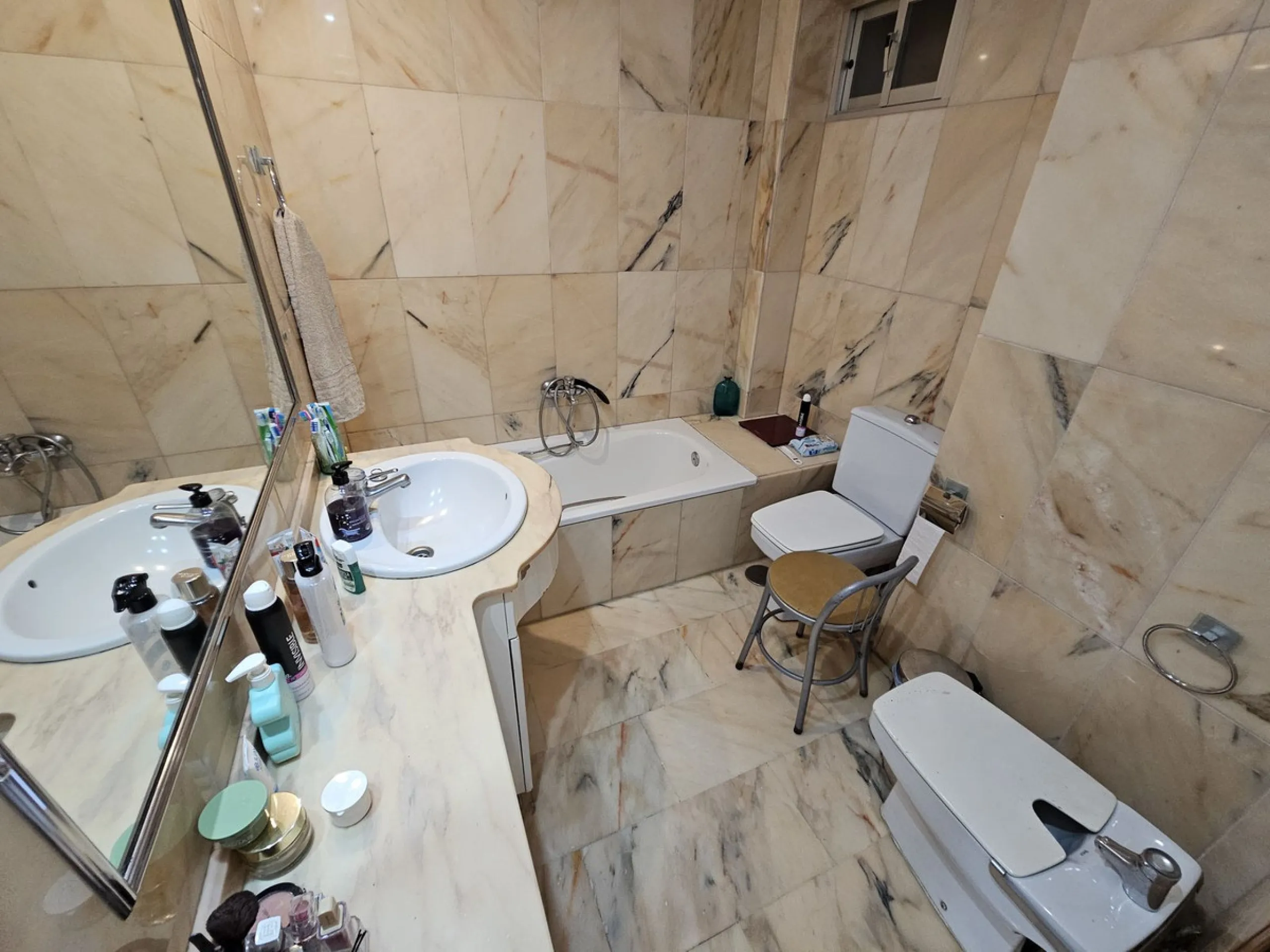 Amazing opportunity to buy a large older apartment in the centre, literally the heart of Estepona in Malaga, known as the Number 1 place to live a happy life, voted best place to live of all places in Europe! This apartment is a on a third floor in the ma