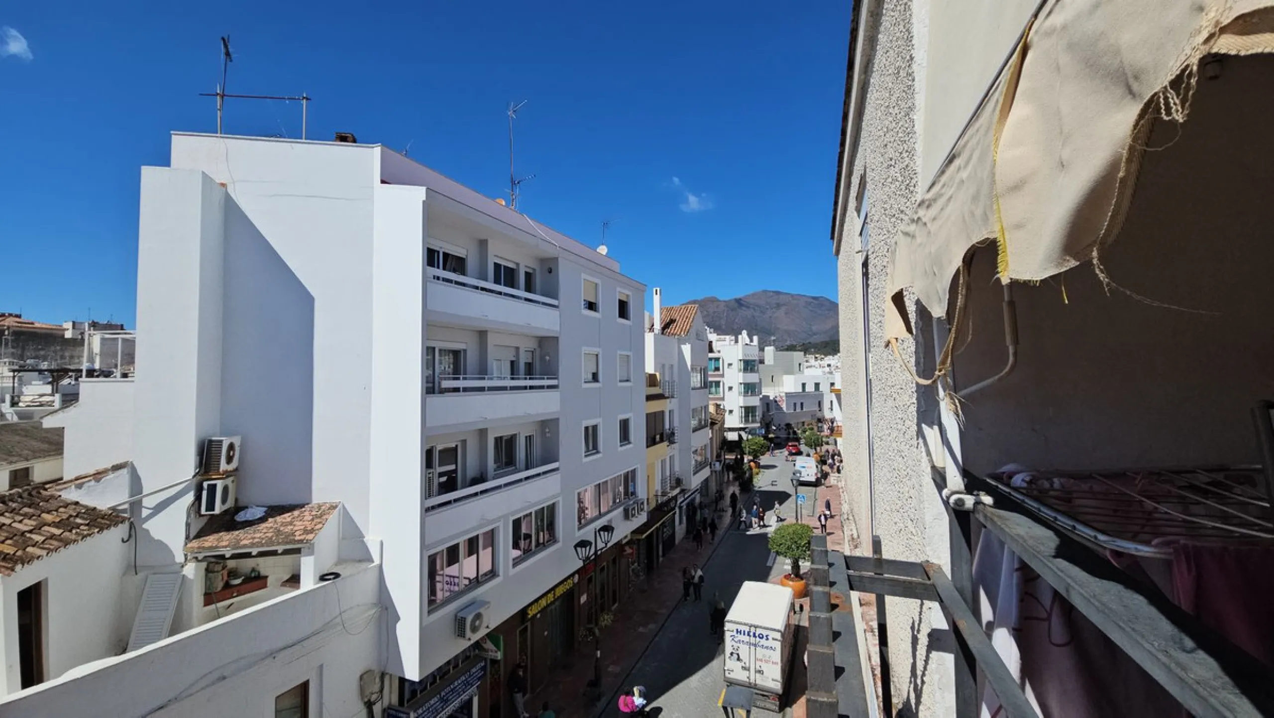 Amazing opportunity to buy a large older apartment in the centre, literally the heart of Estepona in Malaga, known as the Number 1 place to live a happy life, voted best place to live of all places in Europe! This apartment is a on a third floor in the ma