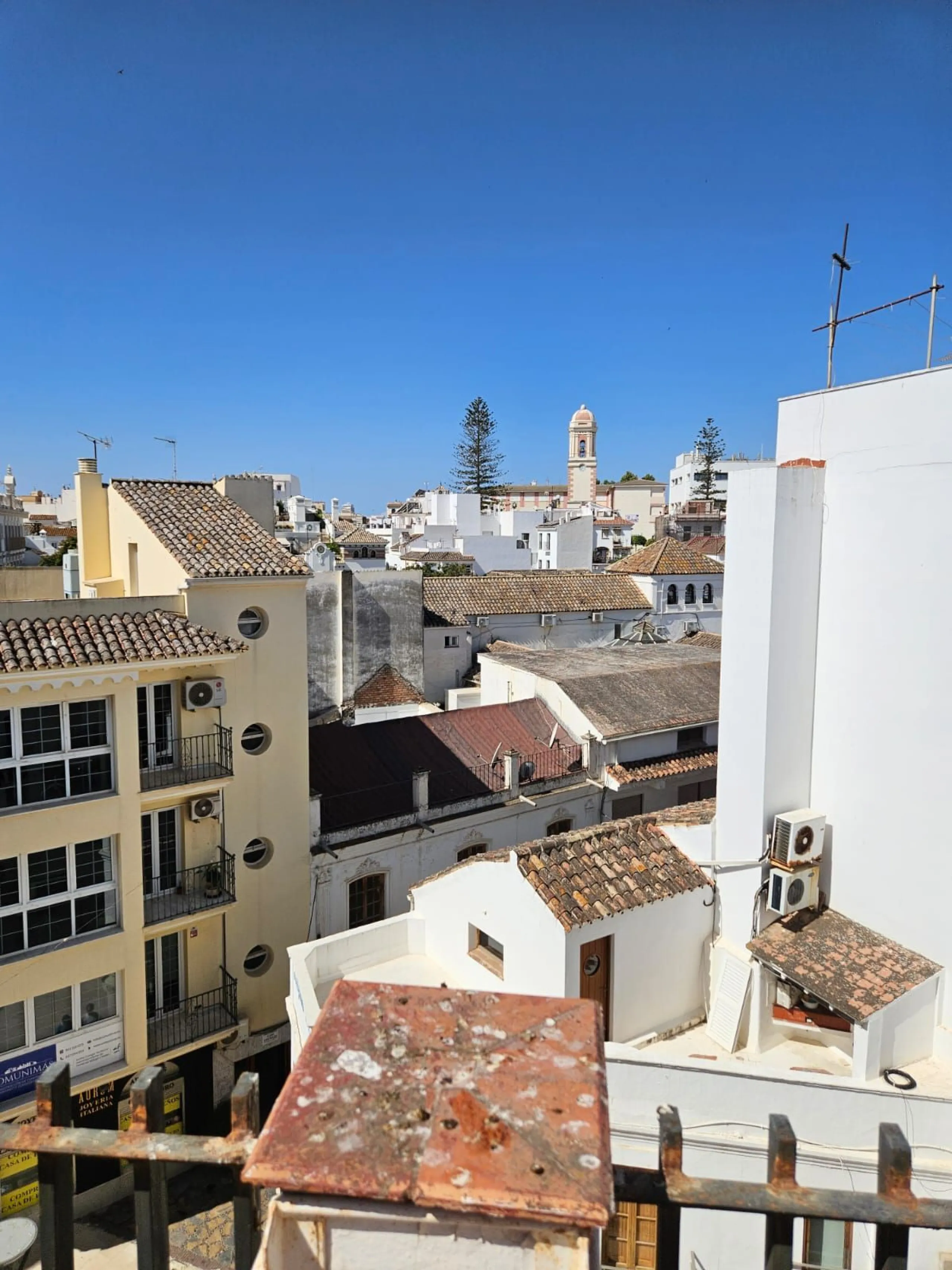Amazing opportunity to buy a large older apartment in the centre, literally the heart of Estepona in Malaga, known as the Number 1 place to live a happy life, voted best place to live of all places in Europe! This apartment is a on a third floor in the ma