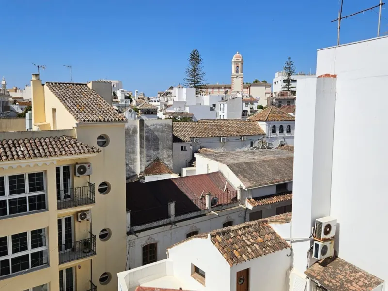 Amazing opportunity to buy a large older apartment in the centre, literally the heart of Estepona in Malaga, known as the Number 1 place to live a happy life, voted best place to live of all places in Europe! This apartment is a on a third floor in the ma